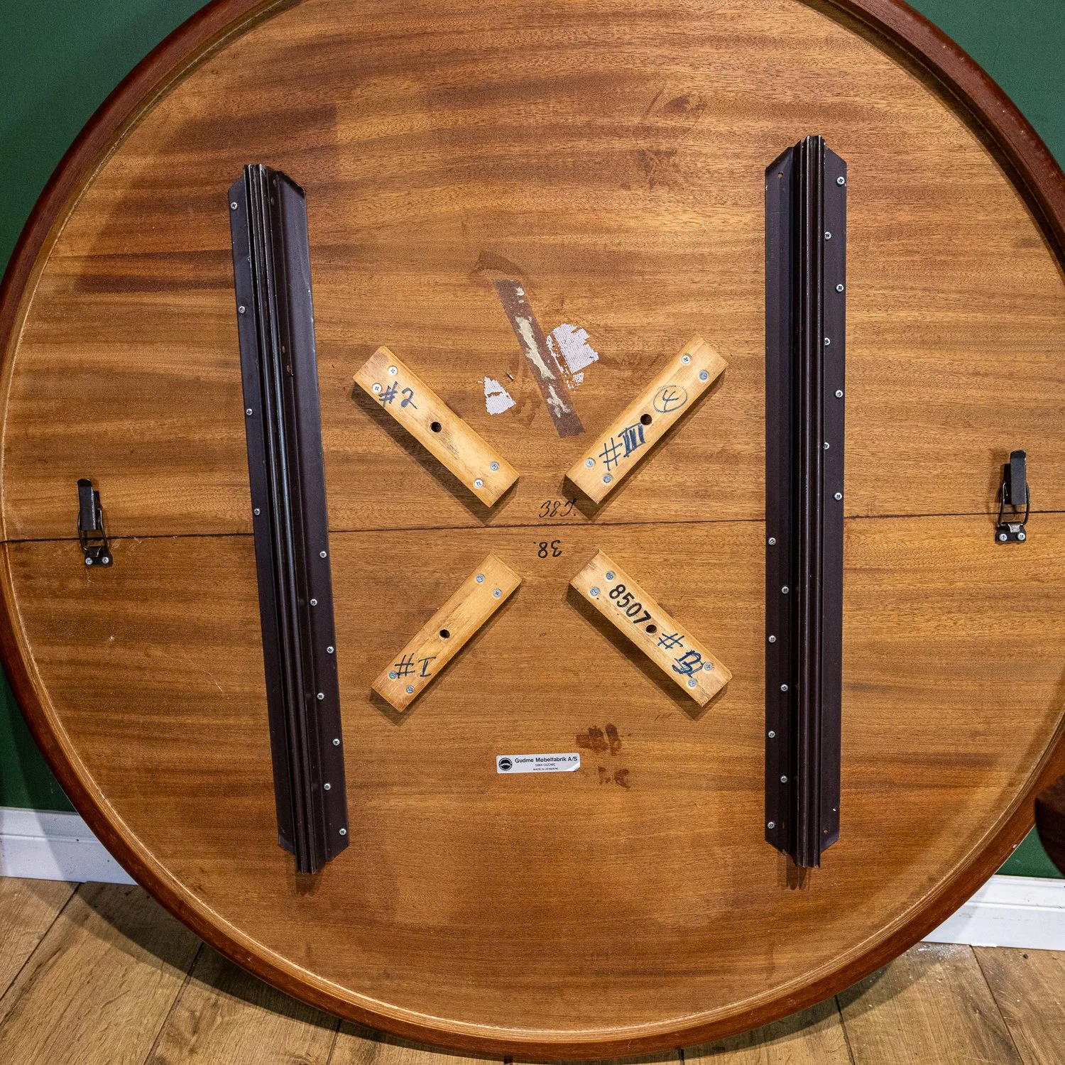 Gudme Møbelfabrik Rosewood Round Extending Dining Table