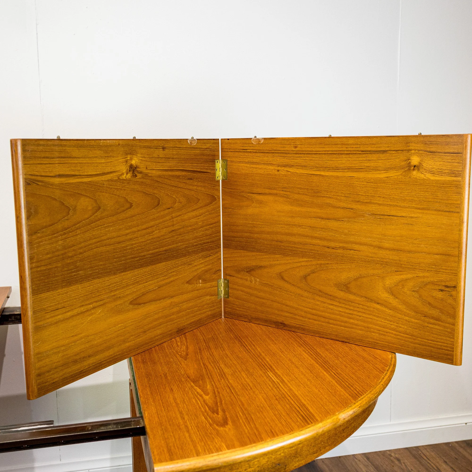 Gudme Mobelfabrik Model 451 Round Teak Extending Dining Table