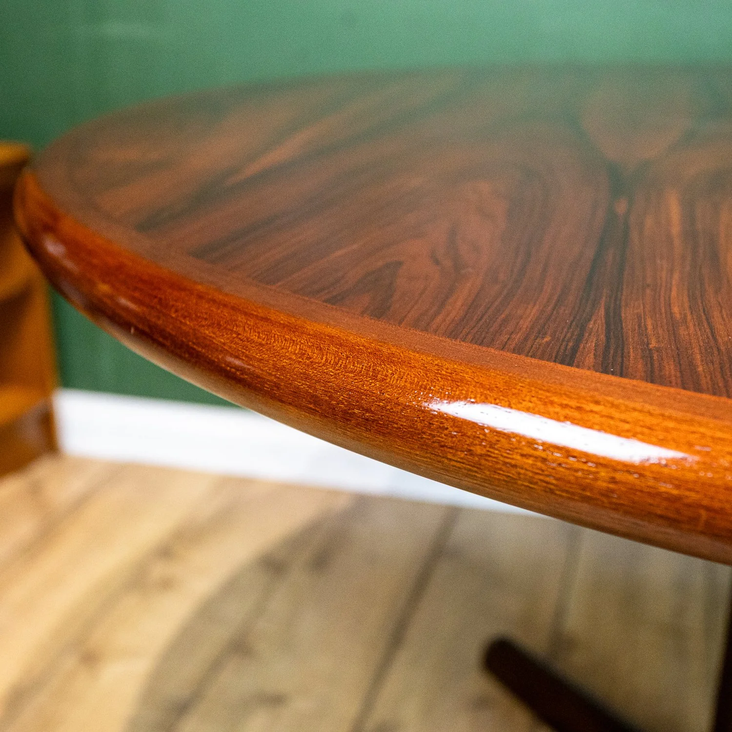 Gudme Møbelfabrik Rosewood Round Extending Dining Table