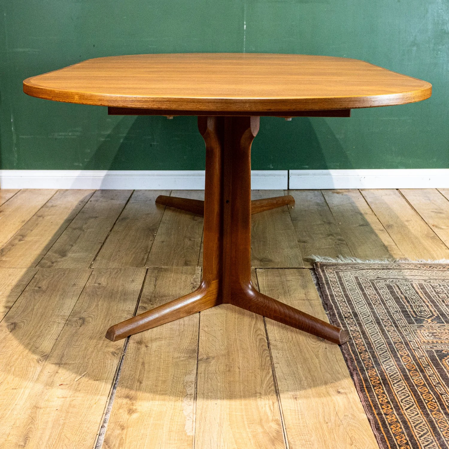 Gudme Møbelfabrik Teak Pedestal Extending Dining Table