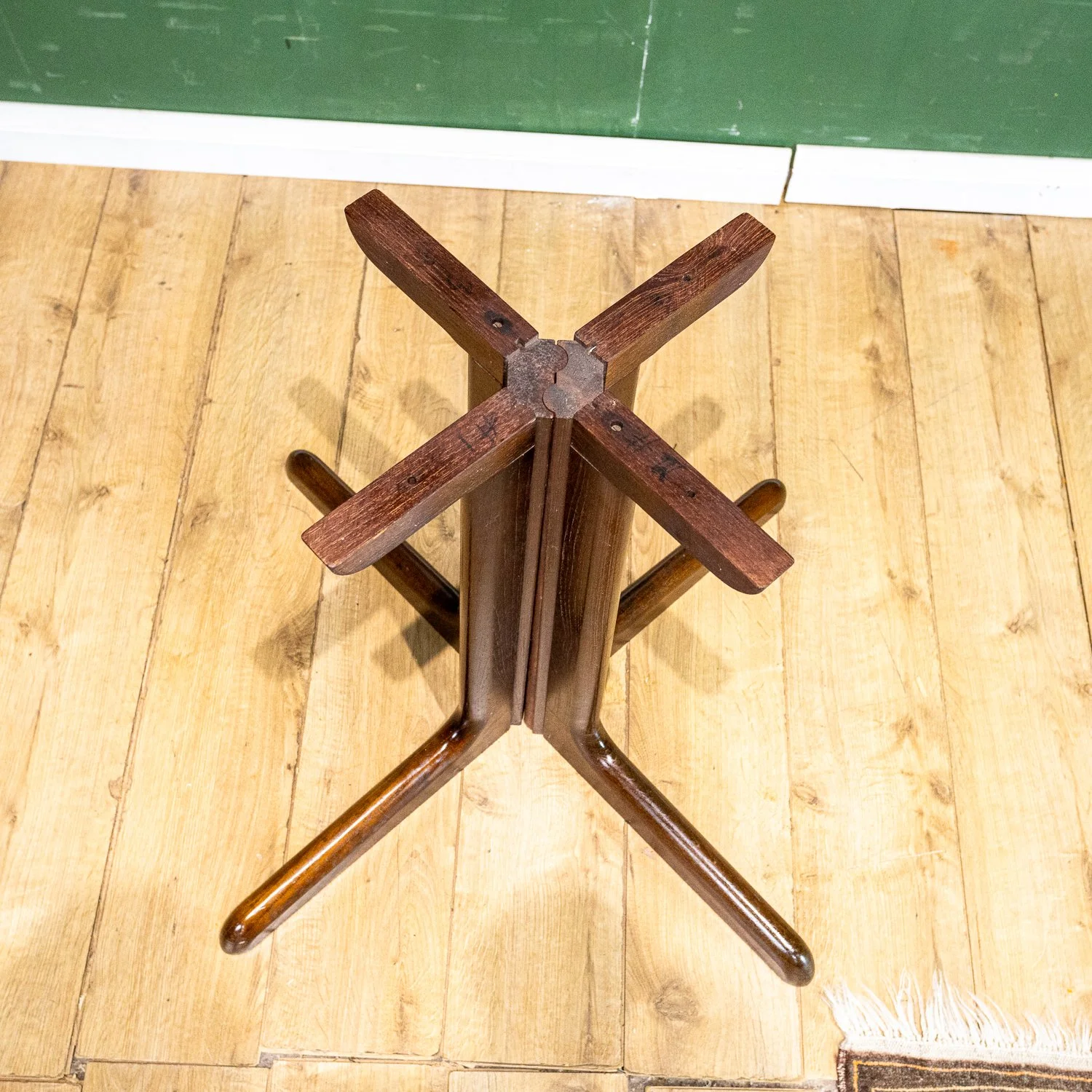 Gudme Møbelfabrik Rosewood Round Extending Dining Table