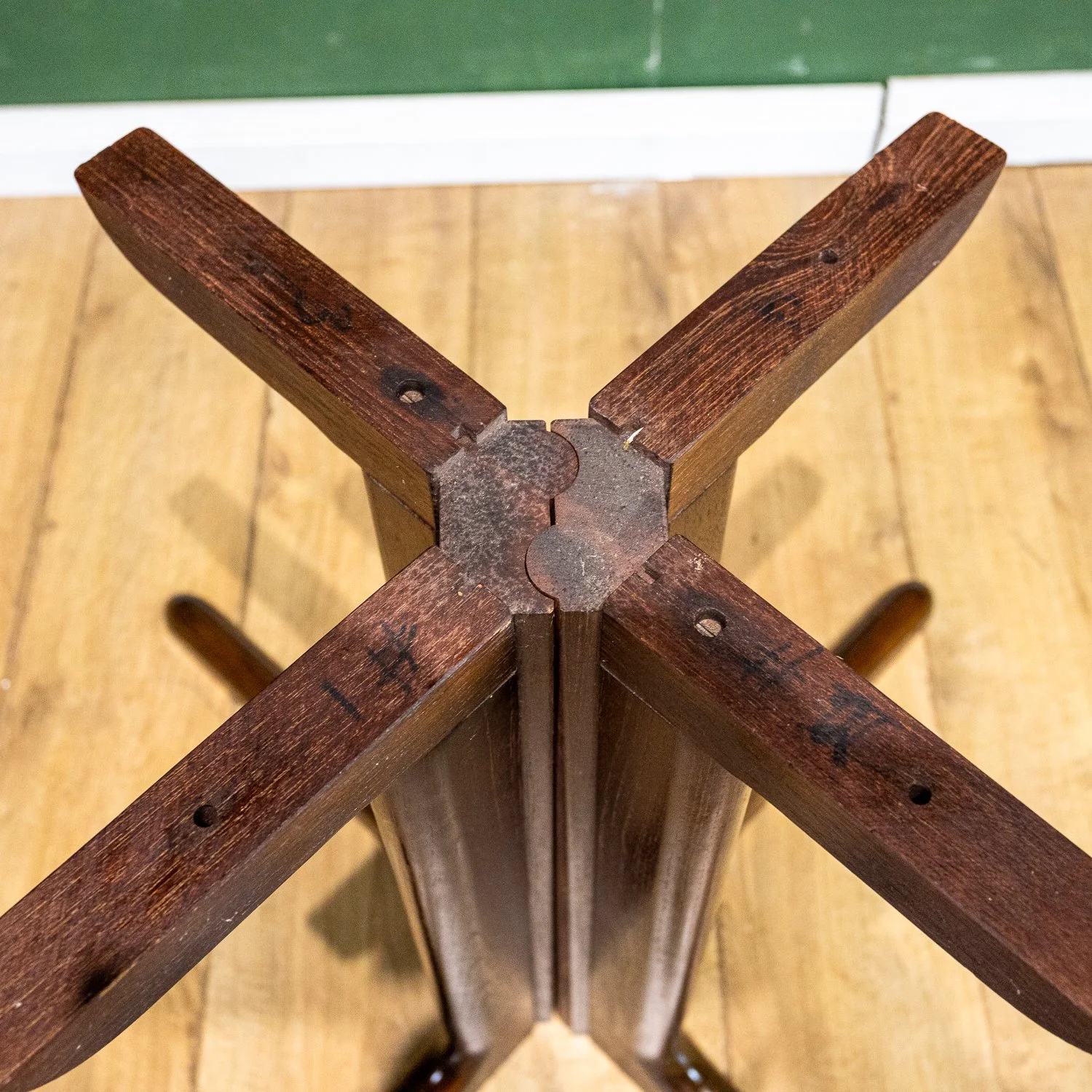 Gudme Møbelfabrik Rosewood Round Extending Dining Table