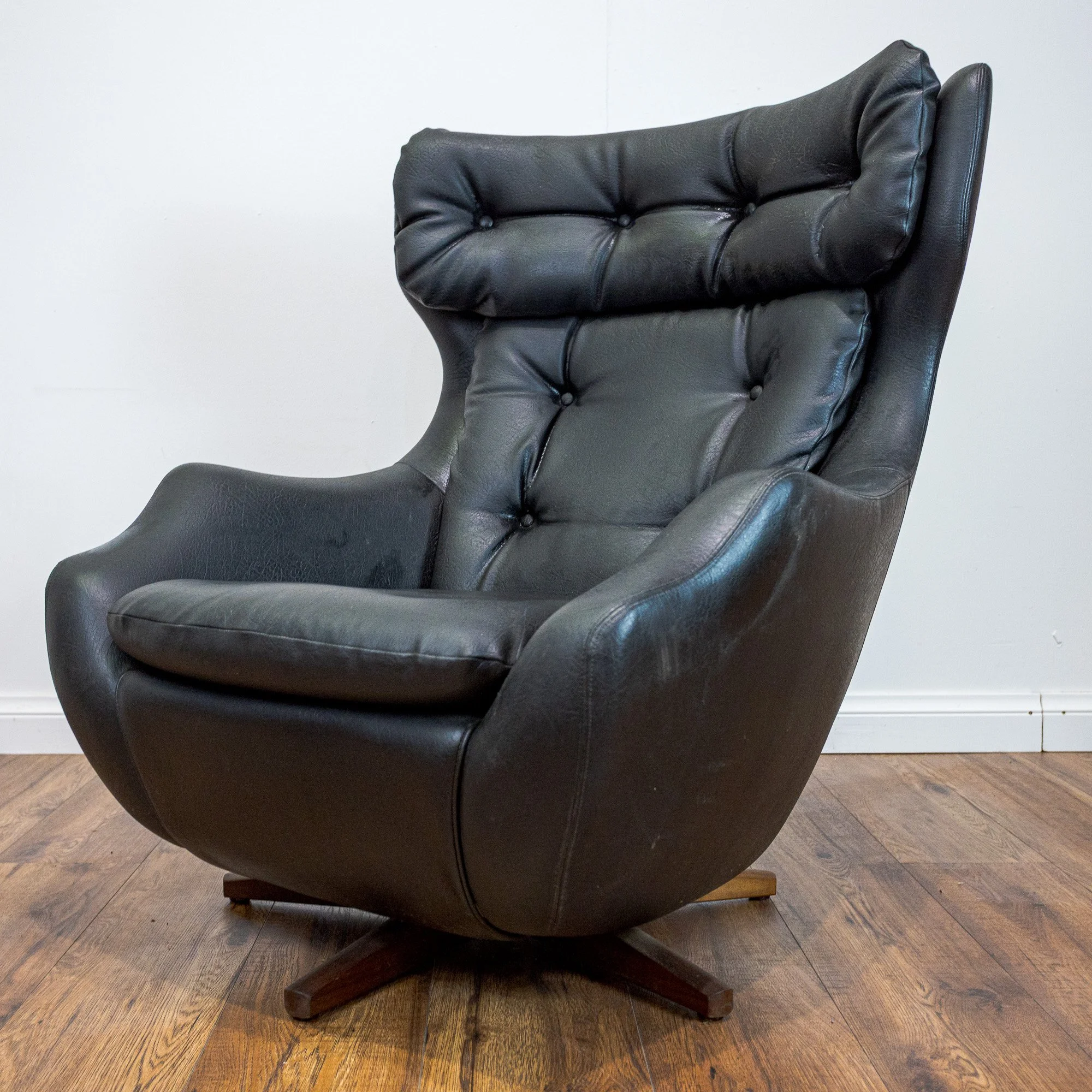 Parker Knoll ‘Statesman’ Armchair in Black Leatherette
