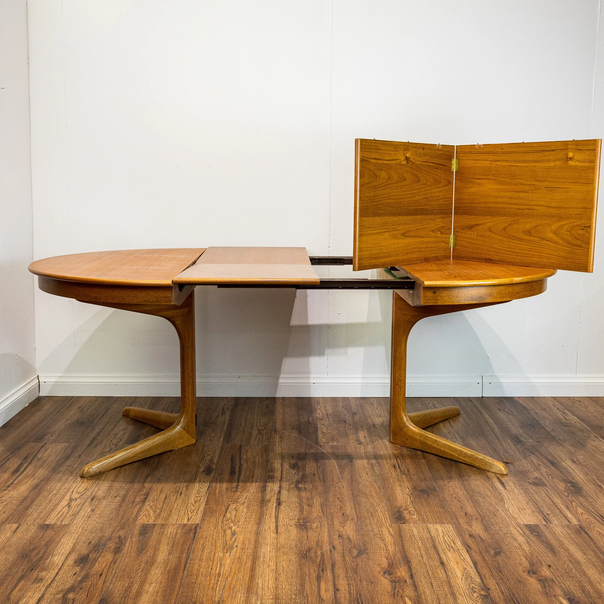 Gudme Mobelfabrik Model 451 Round Teak Extending Dining Table