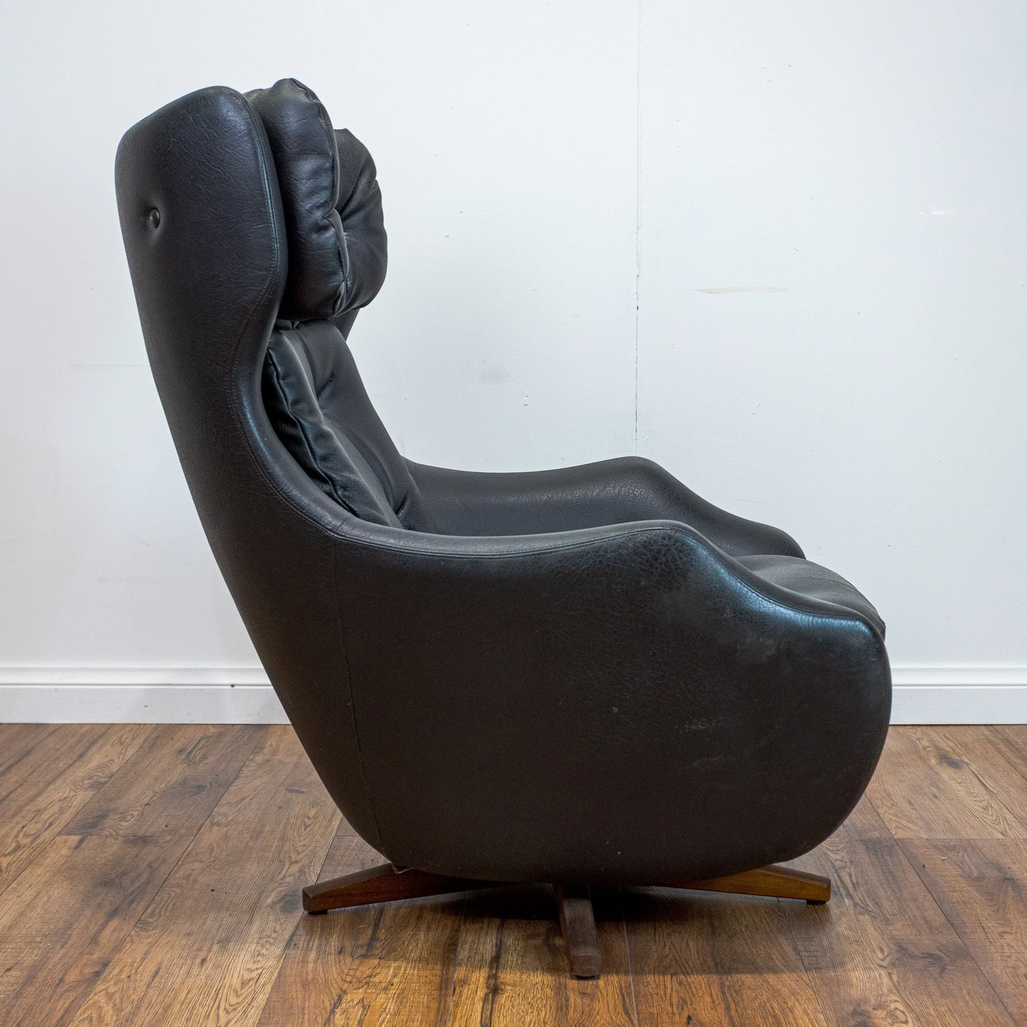 Parker Knoll ‘Statesman’ Armchair in Black Leatherette