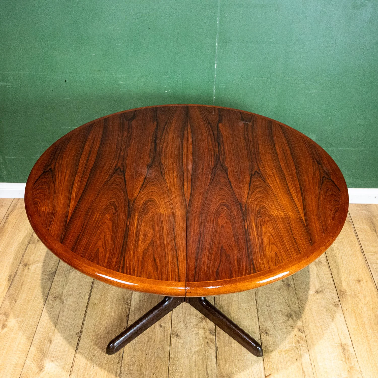 Gudme Møbelfabrik Rosewood Round Extending Dining Table