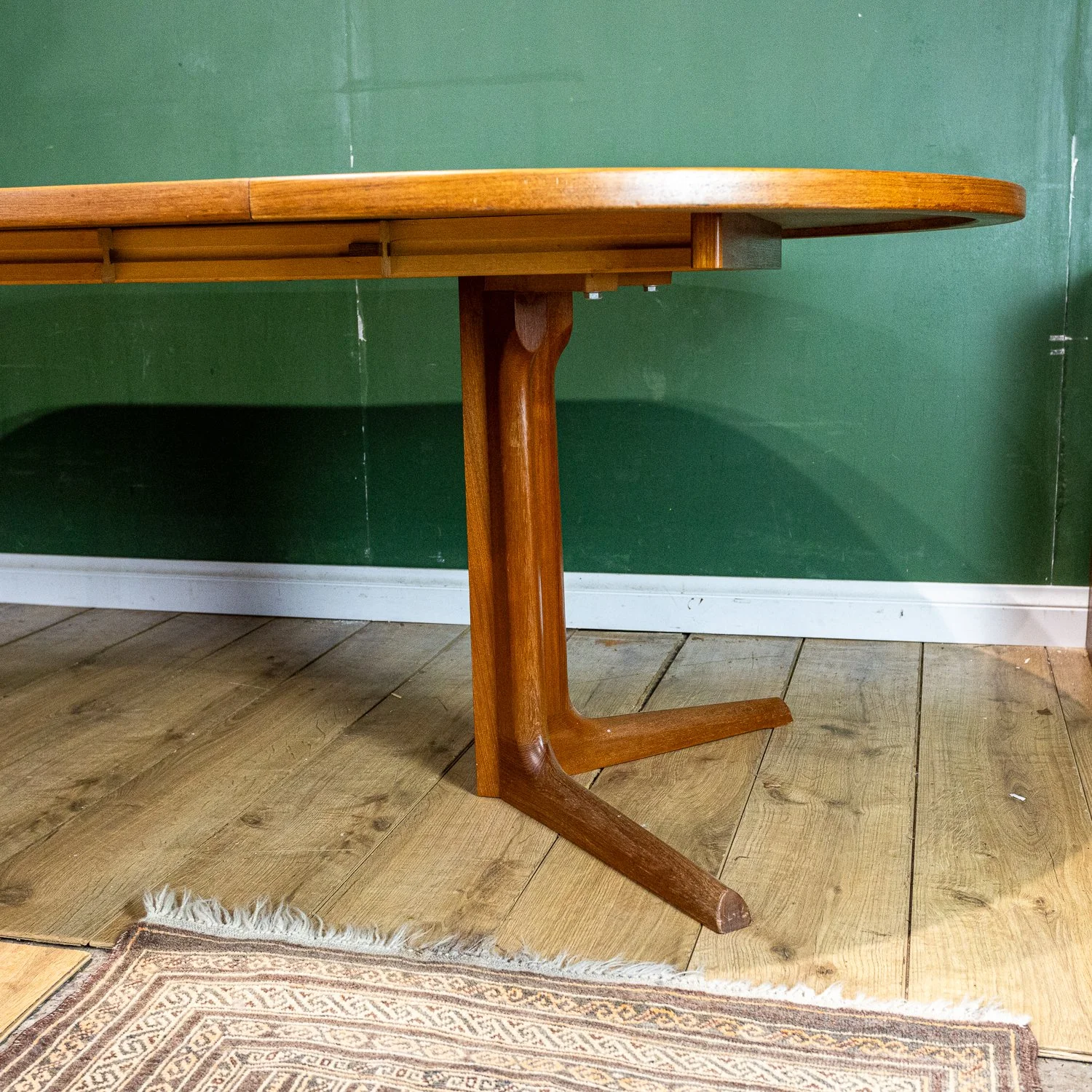 Gudme Møbelfabrik Teak Pedestal Extending Dining Table