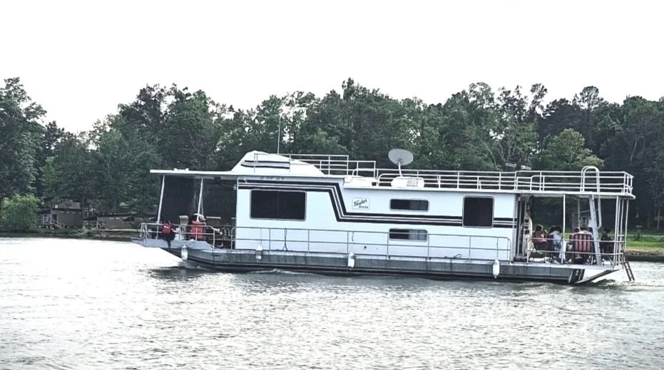 houseboat for rent on Crab Orchard Lake, surrounded by family and friends on a beautiful sunny day.