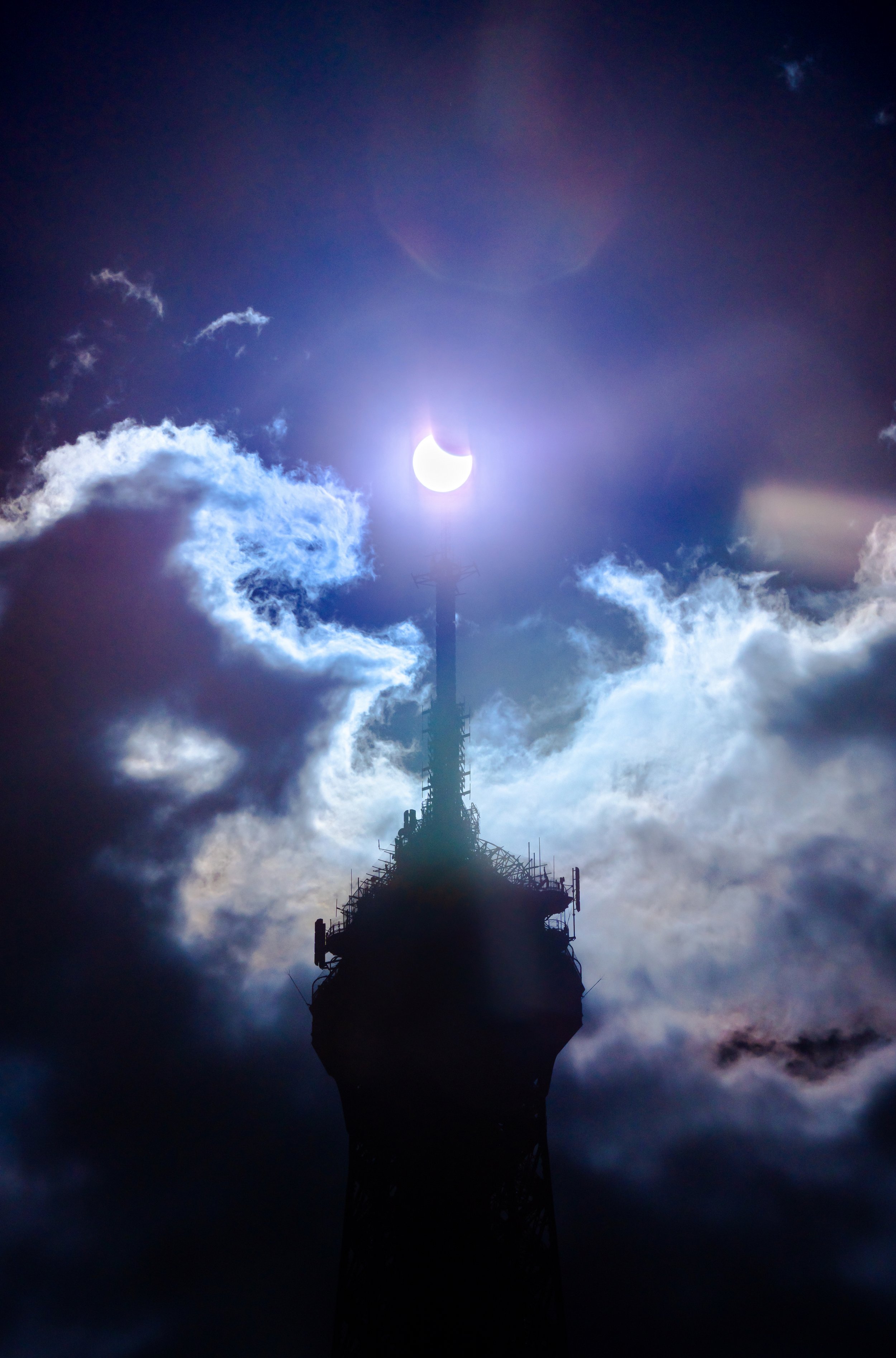 Partical_eclipse_Paris_Eiffel_Tower__Yoël_Taïeb.jpg