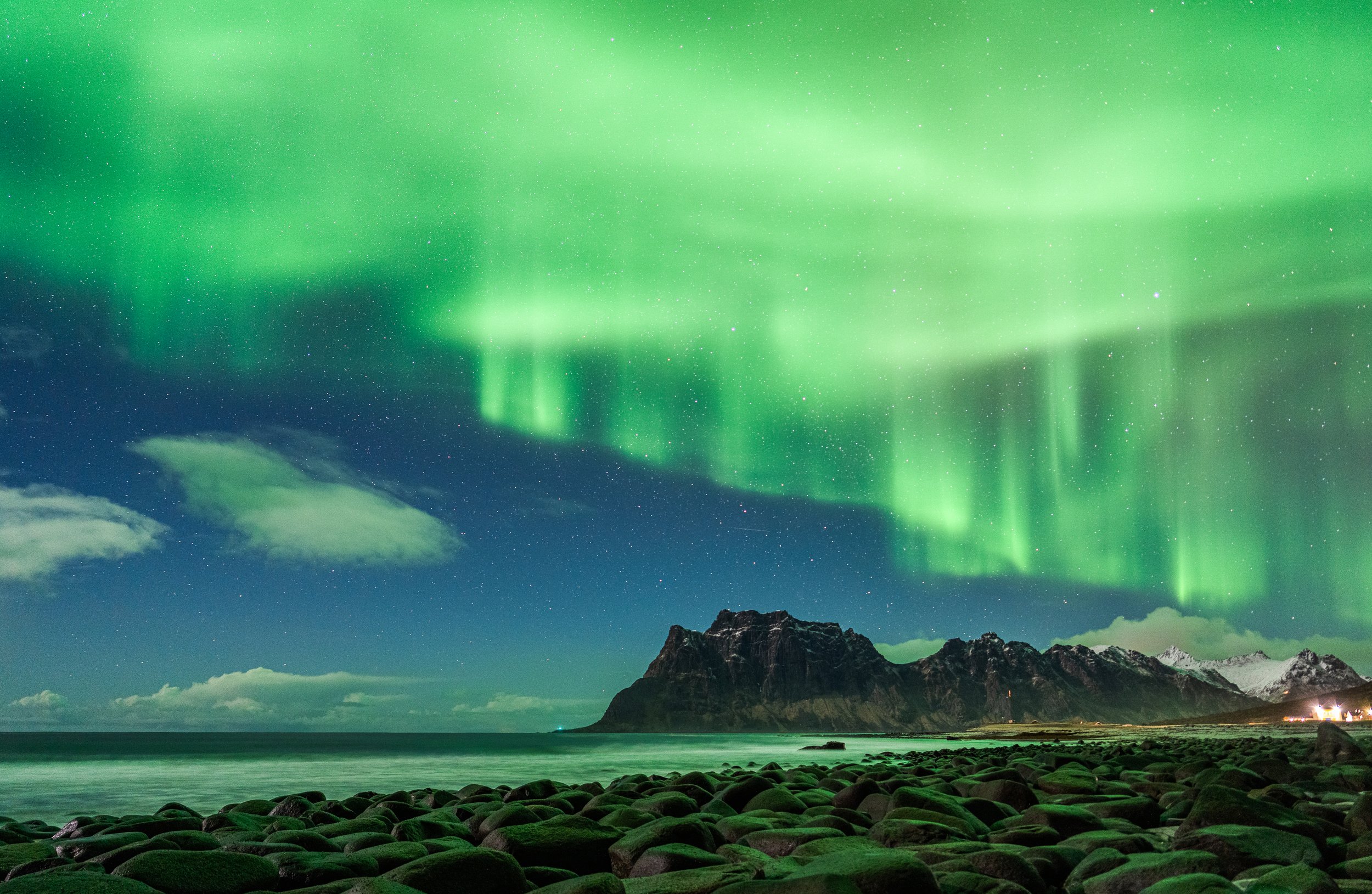 Aurora_Utalkeiv_Mountains_Lofoten_Lofoten_Yoël_Taïeb.jpg