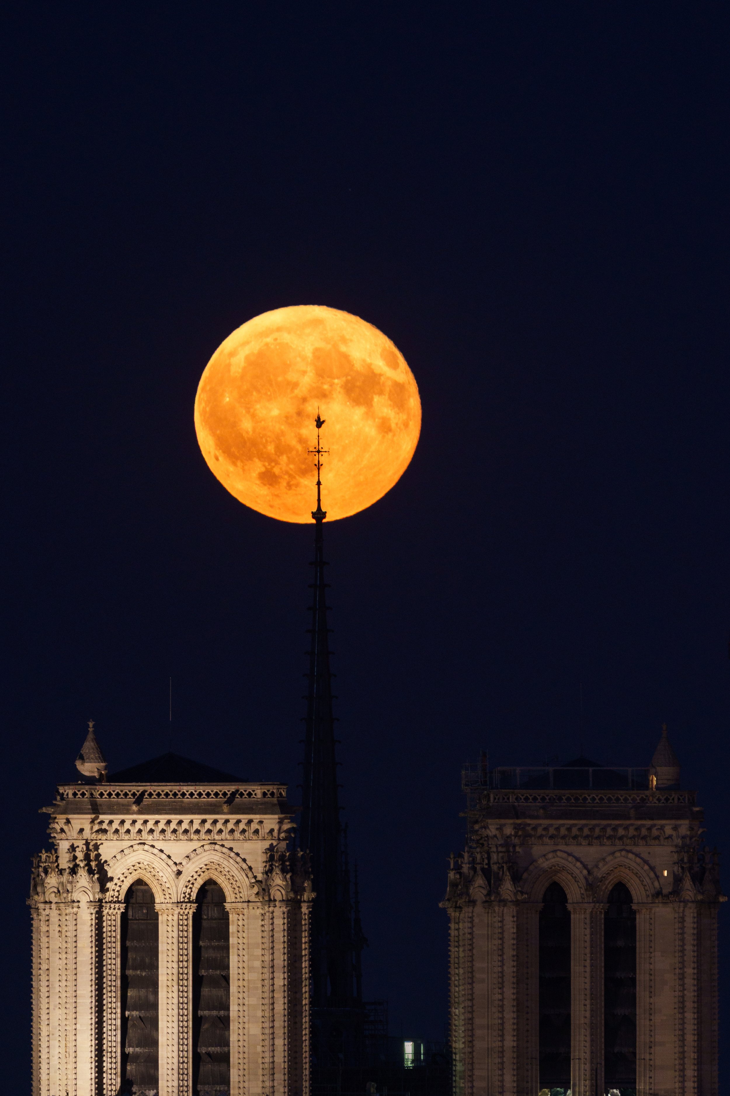 Full_moon_Notre_Dame_Paris__Yoël_Taïeb.jpg