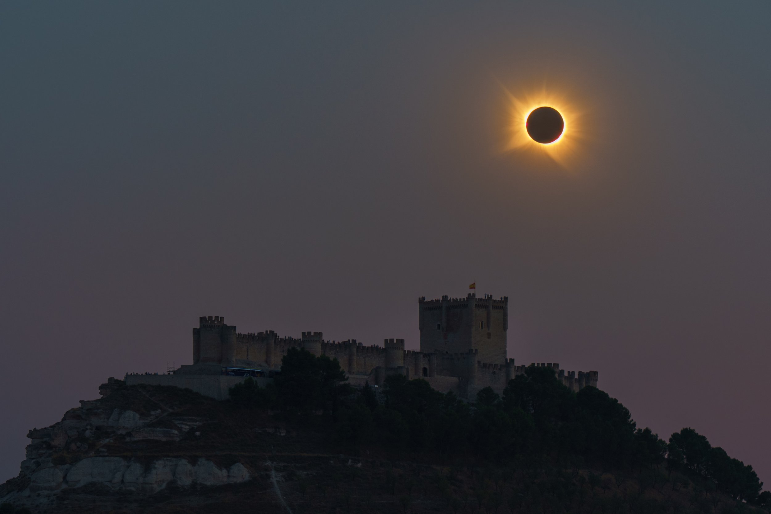 Total solar eclipse over Peñafiel castle - Darker.jpg