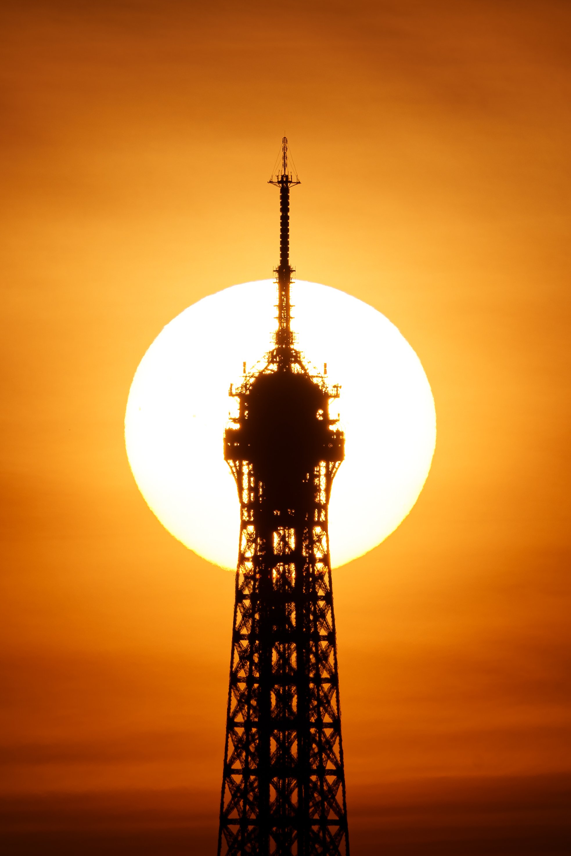 sun_setting_behind_Eiffel_Tower_Paris__Yoël_Taïeb.jpg