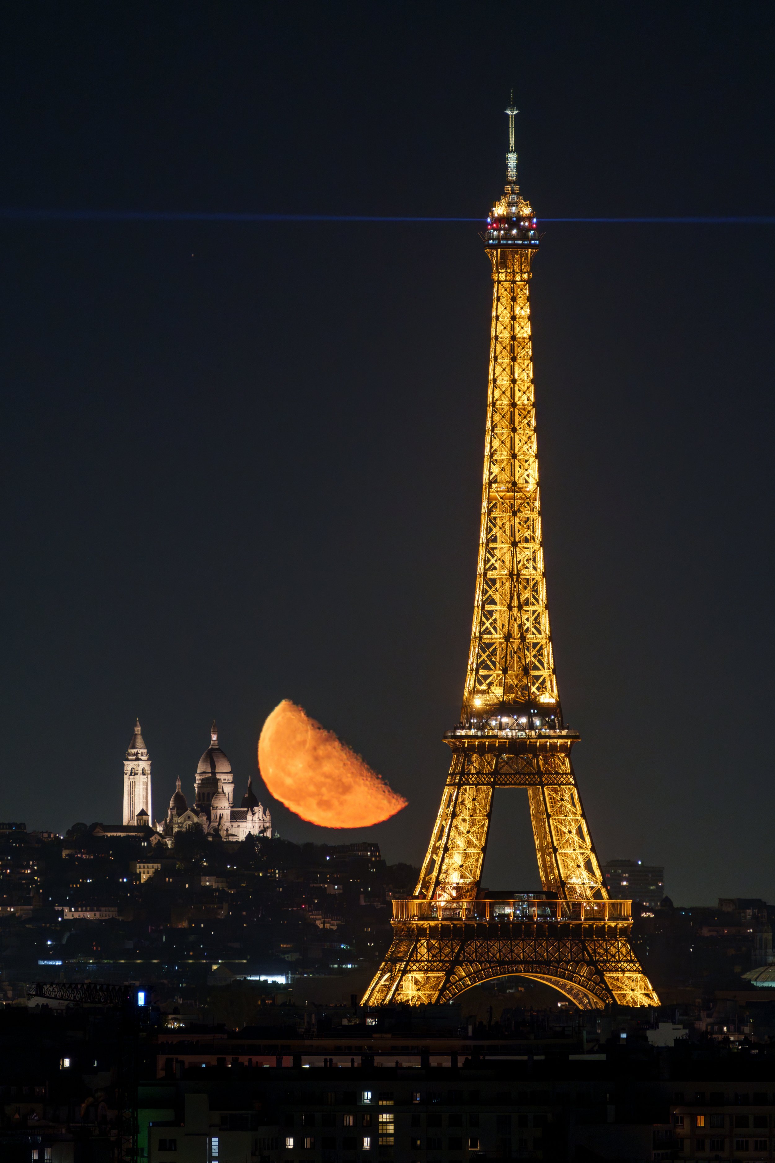 Moonrise_behind_Sacrée_coeur_Eiffel_Tower__Yoël_Taïeb.jpg