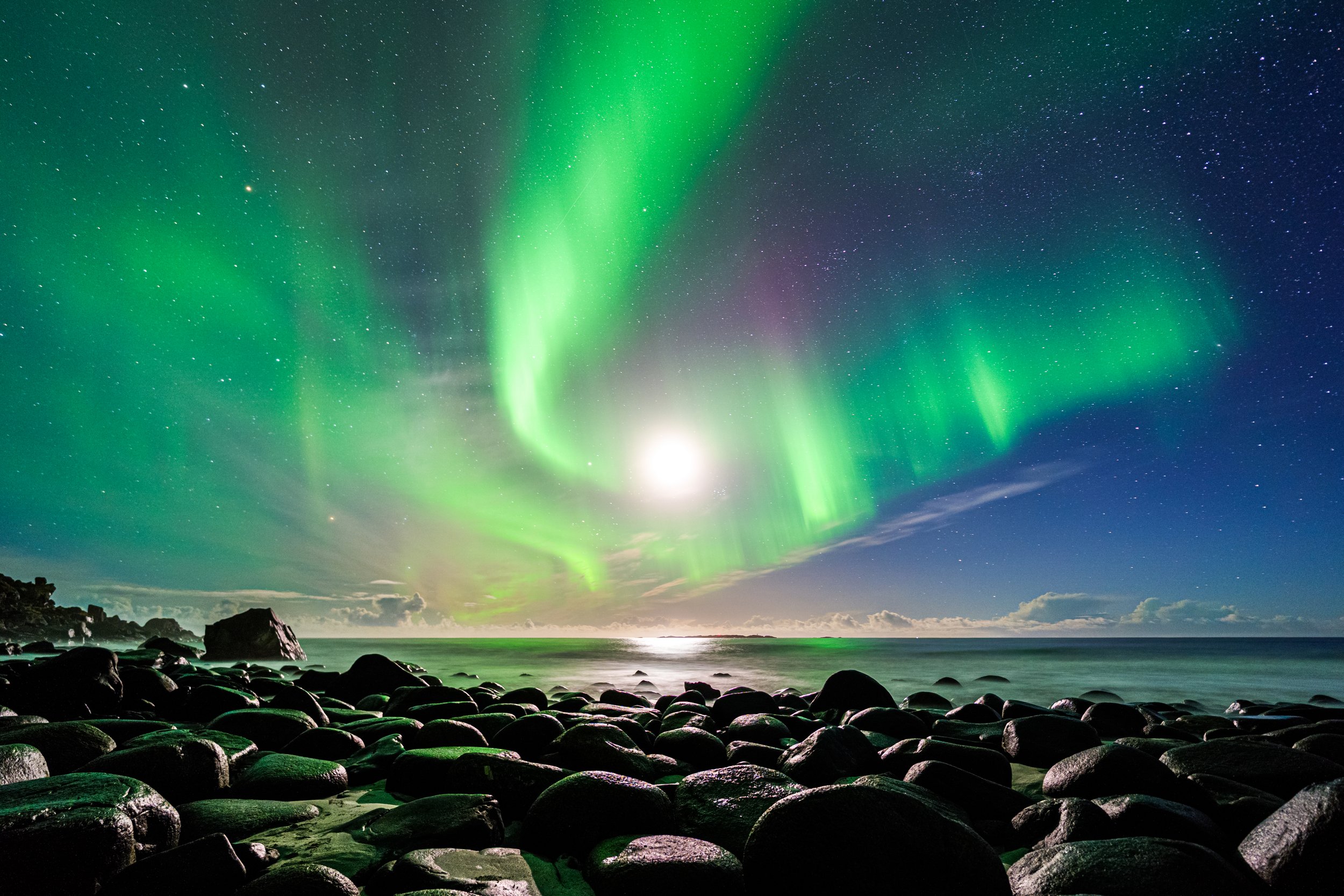 Auras_dancing_with_moon_Lofoten__Yoël_Taïeb.jpg