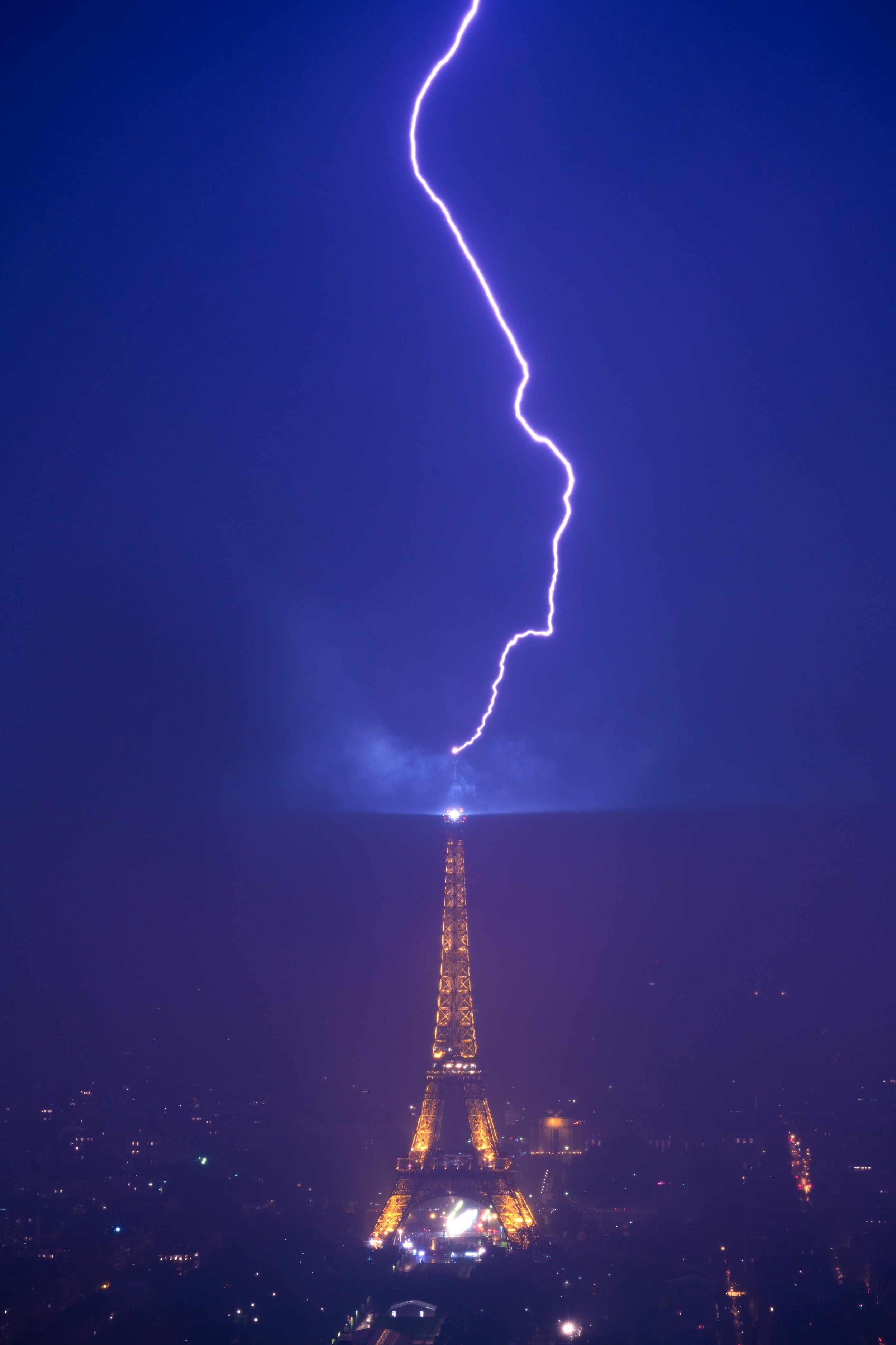 Lightning_Eiffel_tower_Paris__Yoël_Taïeb.jpg