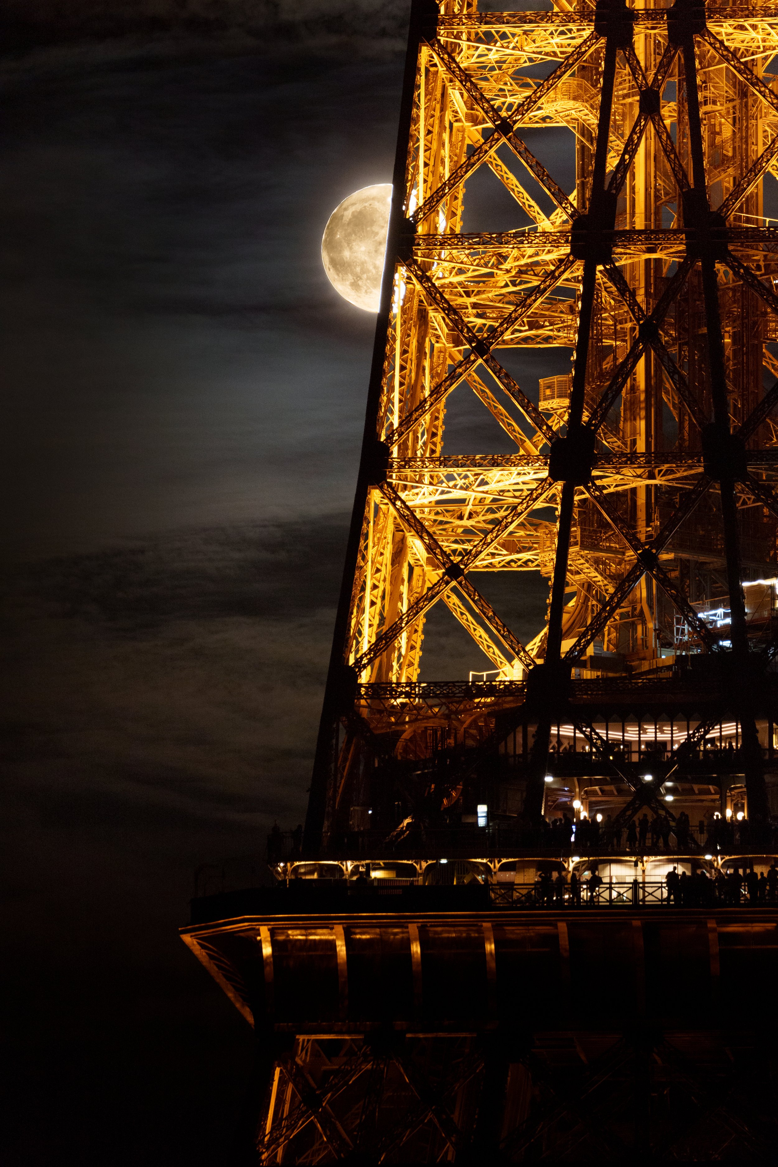 Moon_hiding_behind_Eiffel_Tower_Paris__Yoël_Taïeb.jpg