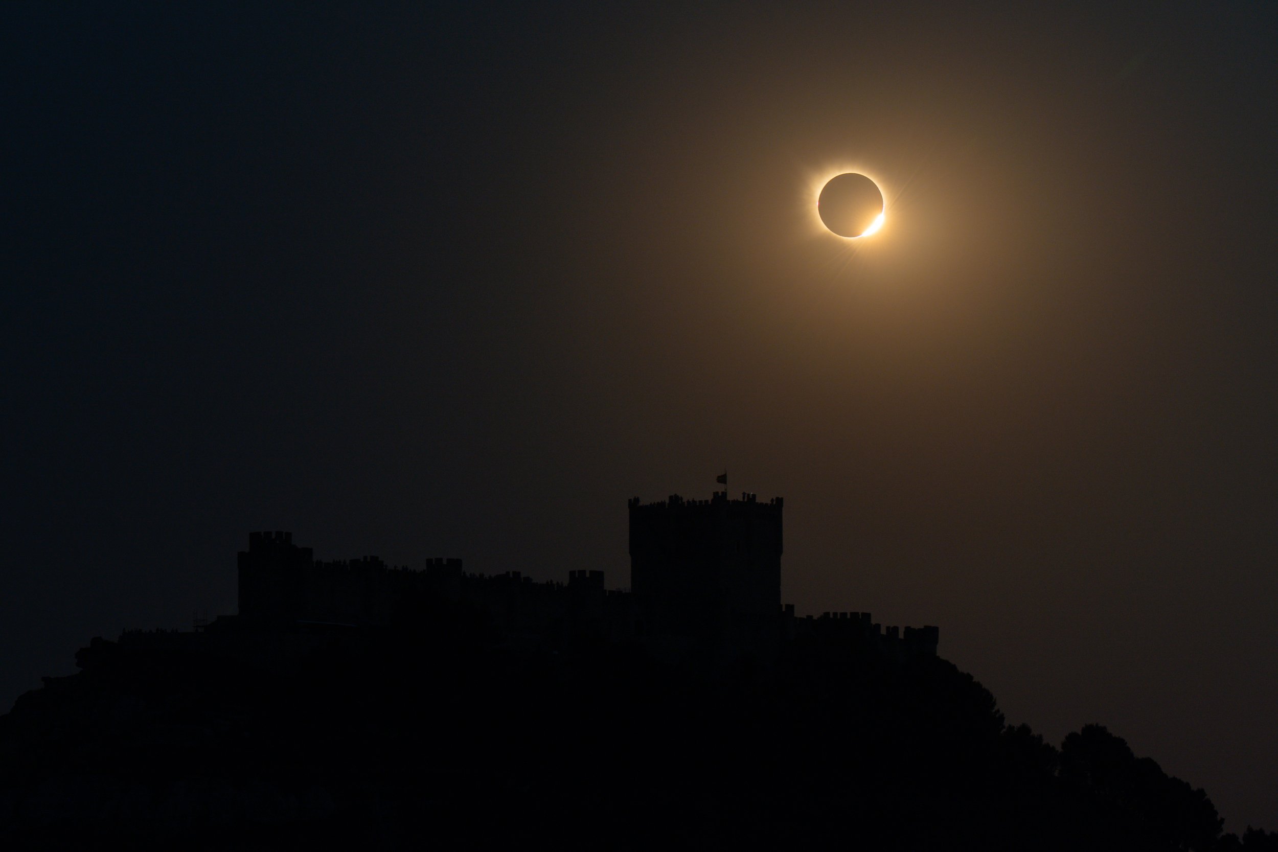 Dimonds rings behind Peñafiel castle - Spain.jpg