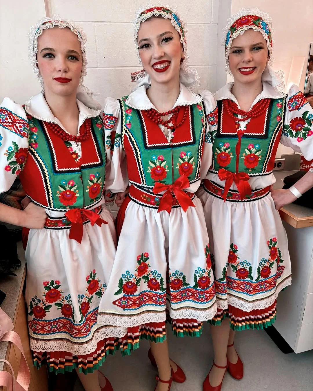 Fialka dancers