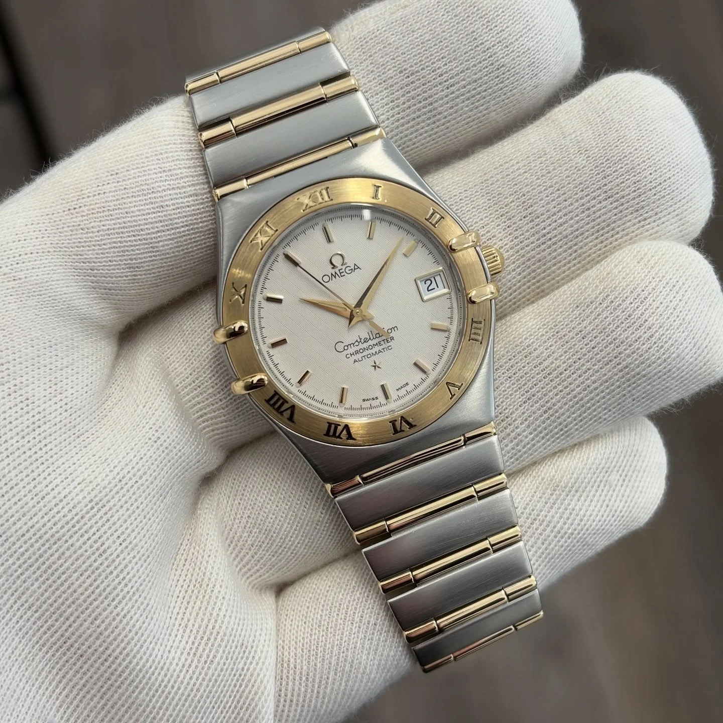 🔥&pound;1900🔥

Omega Constellation 
Model 368.1201
Year early 2000&rsquo;s
35mm case, automatic movement 
Stainless steel and 18ct gold
Watch, box, 2 cards, no warranty card
Movement serviced, case and bracelet polished like new
Guaranteed 12 month
