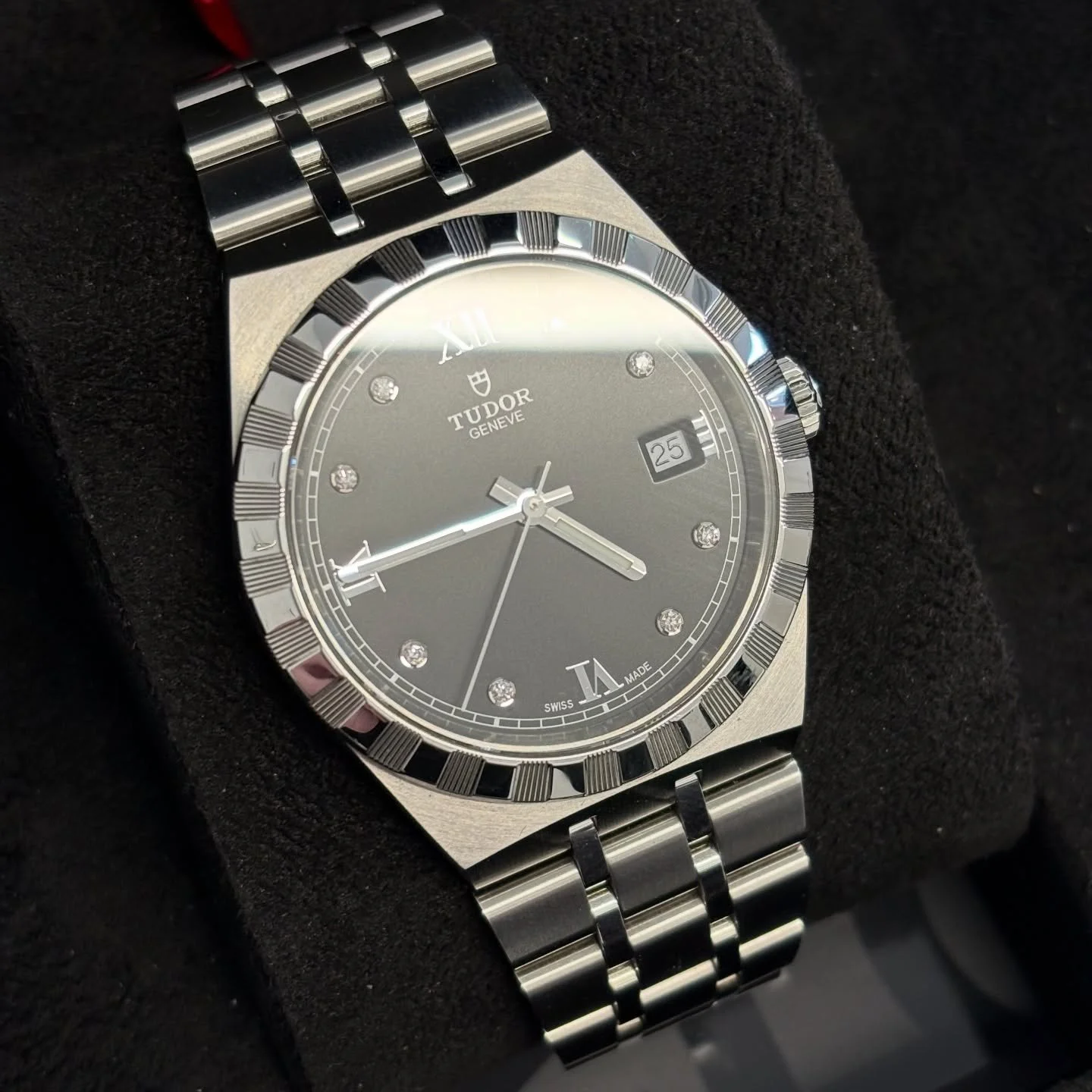 🔥&pound;2250🔥

Tudor Royal Date
Model 28500
Year 2023
37mm case, automatic movement
Stainless steel case
Black diamond and Roman dial
Stainless steel bracelet
Black bezel

Watch, box, booklets, card and hang tag

Case is immaculate, bracelet has a 