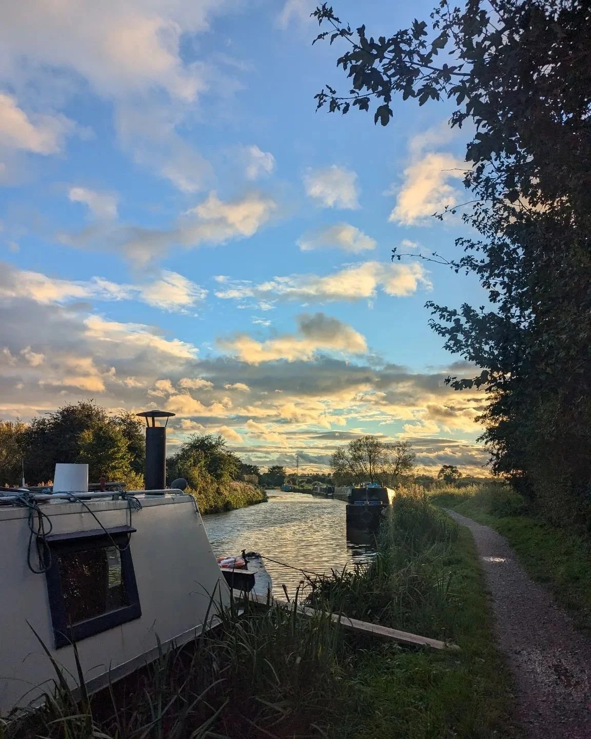 Home is where you moor it. 

I can't wait to be able to welcome clients on board. I have my boat safety examination next week. Fingers crossed I pass 🤞🏼

#dreadsnthreads #hinterlandhealinguk #narrowboat #boatlife #offgridliving #tinyhome