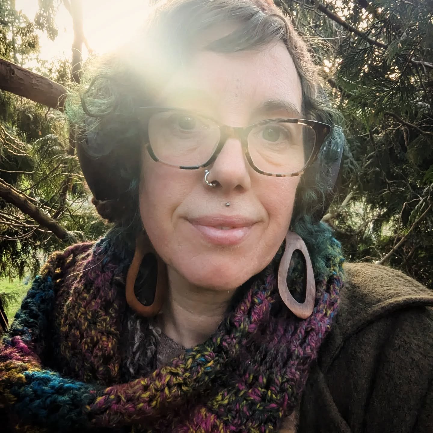 In my happy place......climbing trees and foraging.

I have been in Bristol this weekend so I took the opportunity to visit some of my favourite trees and found a new friend for climbing .... A beautiful redwood cedar with branches winding round it l