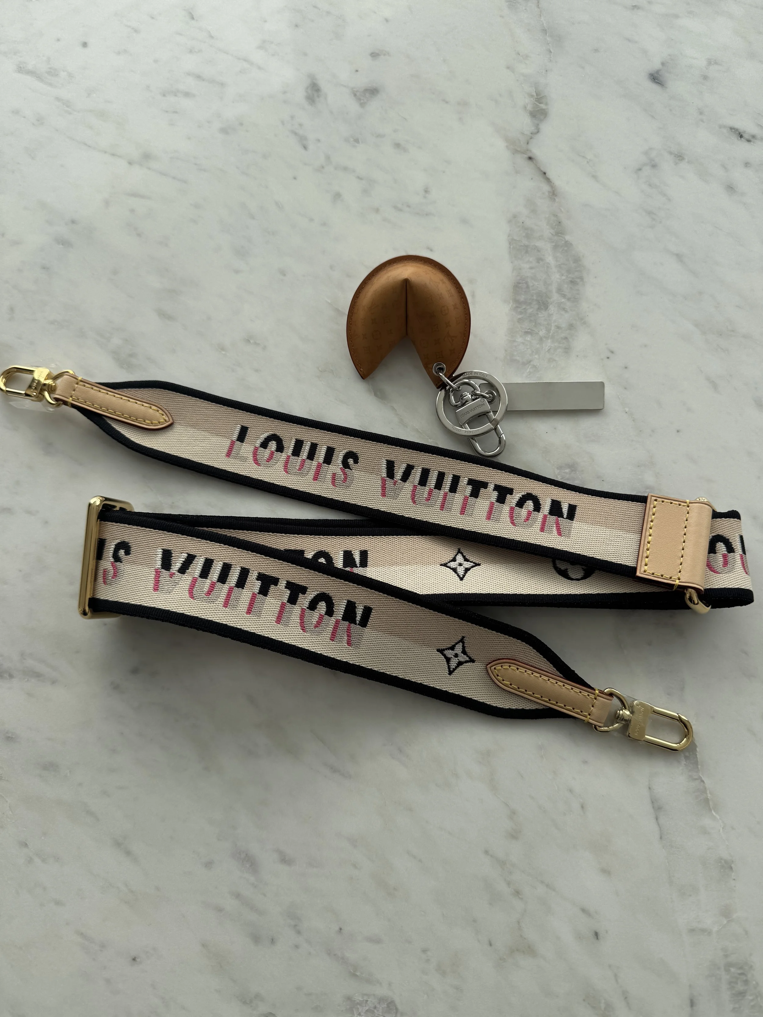 Louis Vuitton Bandouliere in Black/Cream