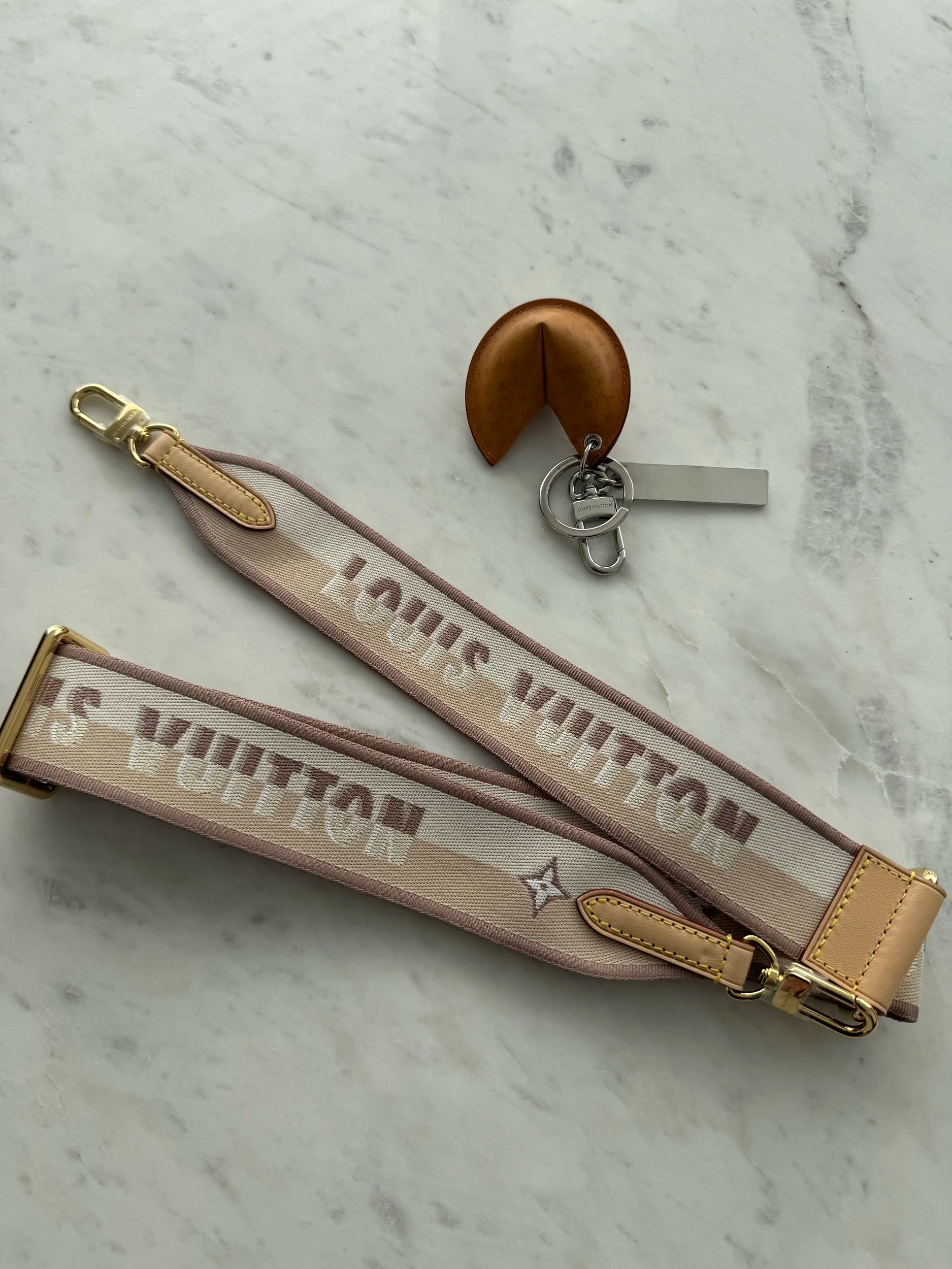 Louis Vuitton Bandouliere in Beige/Taupe