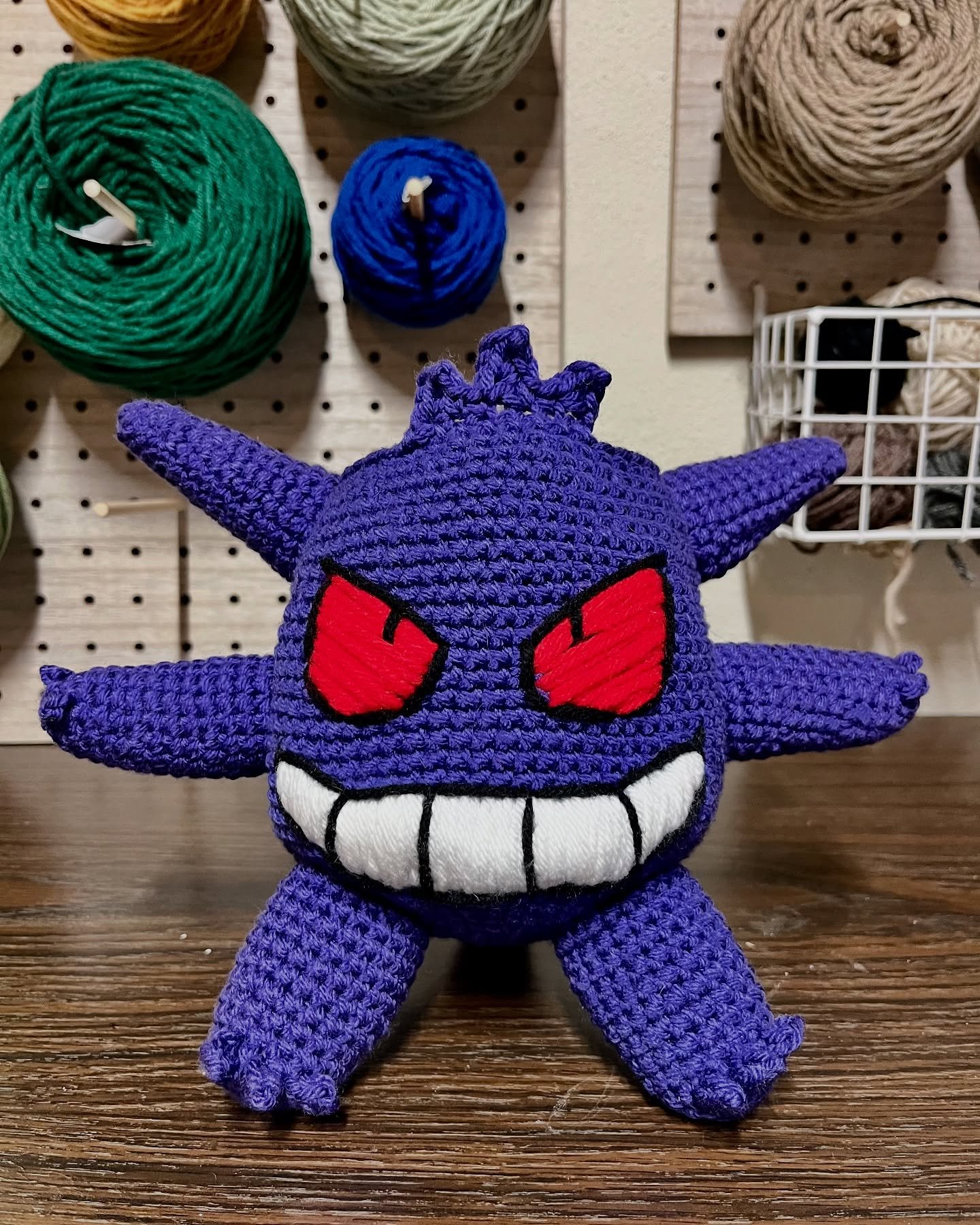 Crushing all the climbs and catching &lsquo;em all with this Gengar 👻😈 chalk bag. Who needs a belay partner with this guy strapped to you harness with phantom power to help you float up every climb
.
.
.
#thejoyofcrocheting #rockclimbing #climbing 