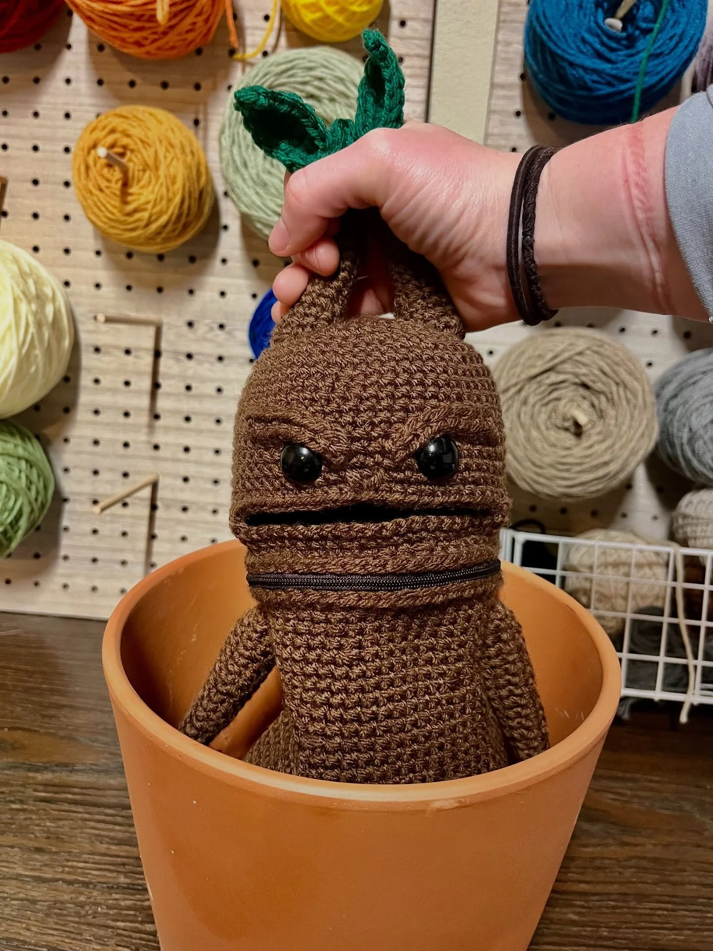 Pull this chalk bag out of the pot and you better be ready to send! 🧗&zwj;♀️🪴
This crocheted mandrake may not scream (thankfully), but it&rsquo;ll scream style on the wall.
Perfect for cruxes, crag magic, and herbology homework you forgot about. 🧙