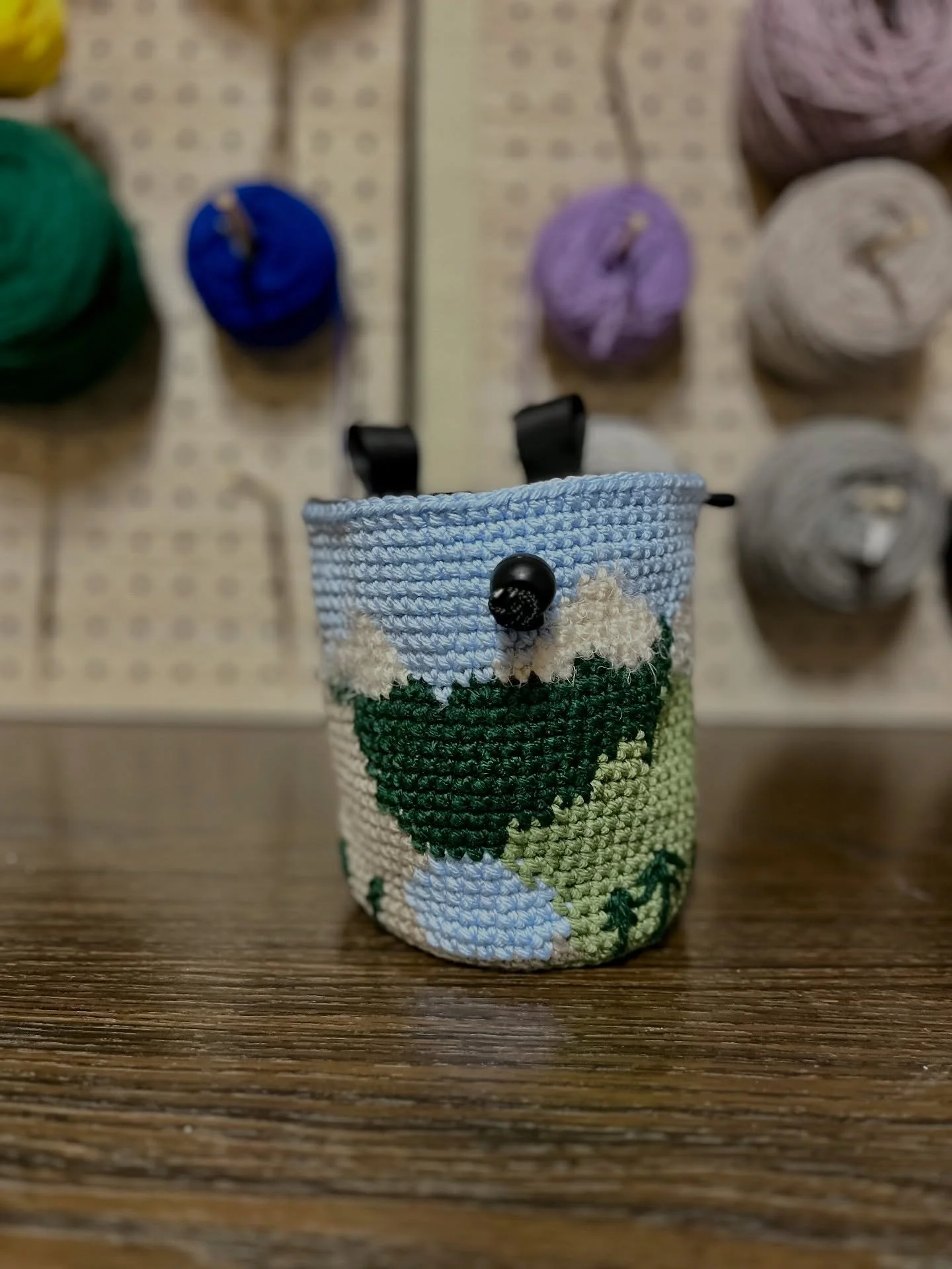 🏔️💚 Snowcapped Mountain Chalk Bag 💚🏔️

This beauty was a design I made up a while ago for a commission that fell through. I loved the design so much that even though the commission didn&rsquo;t happen, I still wanted to see it come to life. I abs