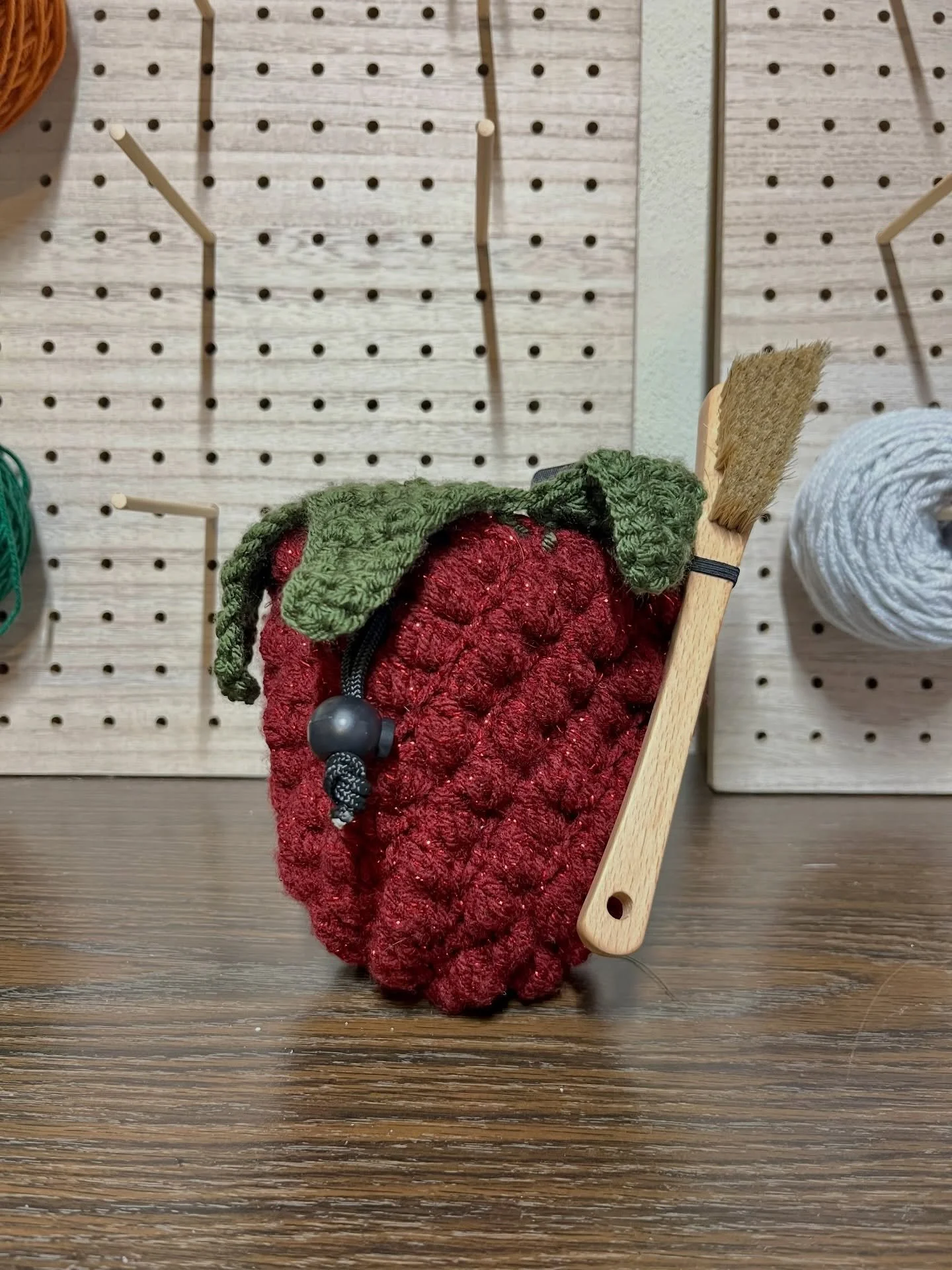 ✨ Raspberry Chalk Bag ✨

Made this sparkly raspberry chalk bag just in time for Christmas, and I think the sparkly yarn made it feel extra festive. This beautiful design was made by @hookyarncarabiner. I have long been in love with the idea of a rasp