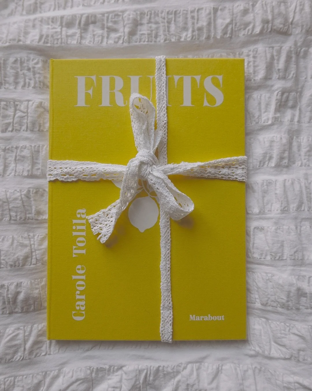 Le beau livre illustr&eacute; de @carole_tolila est enfin sorti, et j&rsquo;y ai illustr&eacute; un fruit parmi les 30 pr&eacute;sent&eacute;s. Vous devinez lequel? 

Ce projet a &eacute;t&eacute; un vrai terrain de jeu pour mon univers d&rsquo;illus