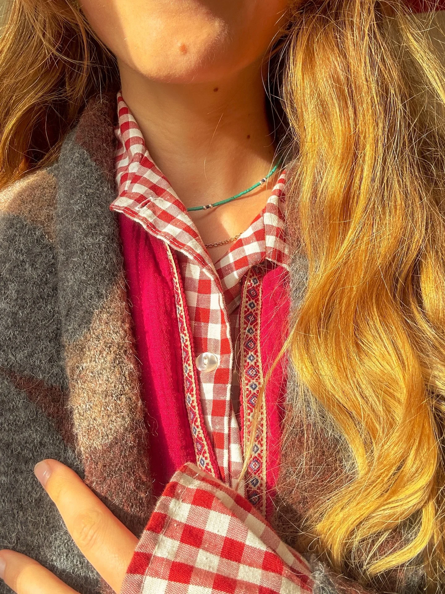 Une palette de novembre 
au doux parfum de sucre chaud
(et de sirop d&rsquo;&eacute;rable).

1. Contrer les jours gris avec un vichy cerise @bohodotbarcelona 
2. Me fondre dans le brouhaha des caf&eacute;s pour avancer sur mes projets en cours 
3. Le