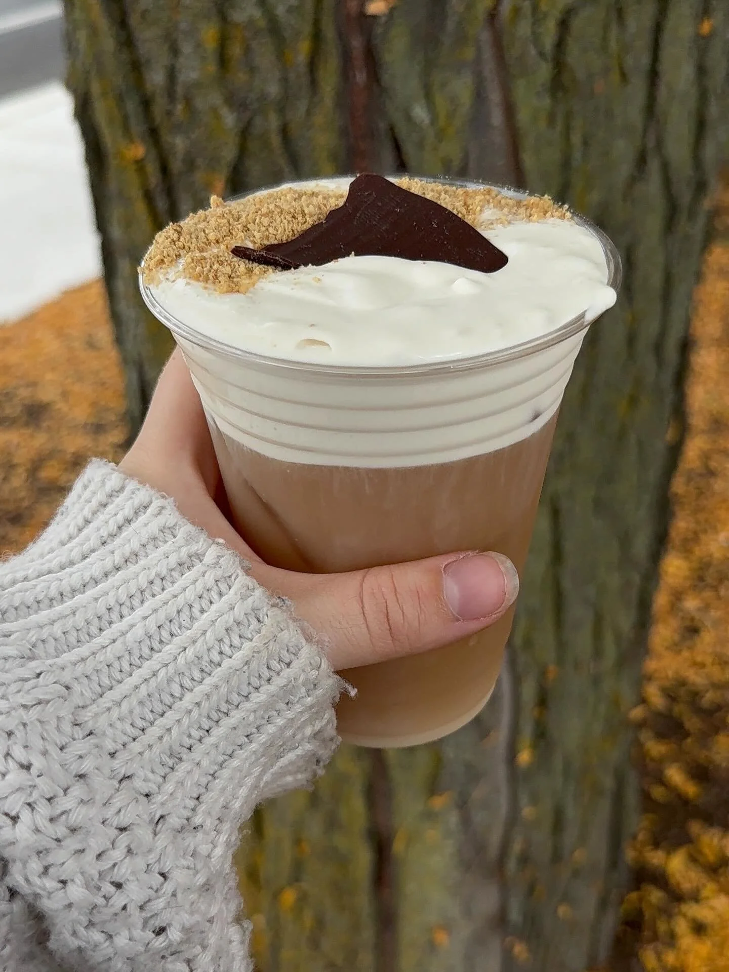 It wouldn&rsquo;t be fall without s&rsquo;mores! 🍫🤎🍂

Try our S&rsquo;mores Tea Latte featuring loose leaf tea from our tea connoisseur over at Steep n Clay 🫖

&hellip;.seriously come get some before the baristas drink it all 

#mapleleafcoffeeho