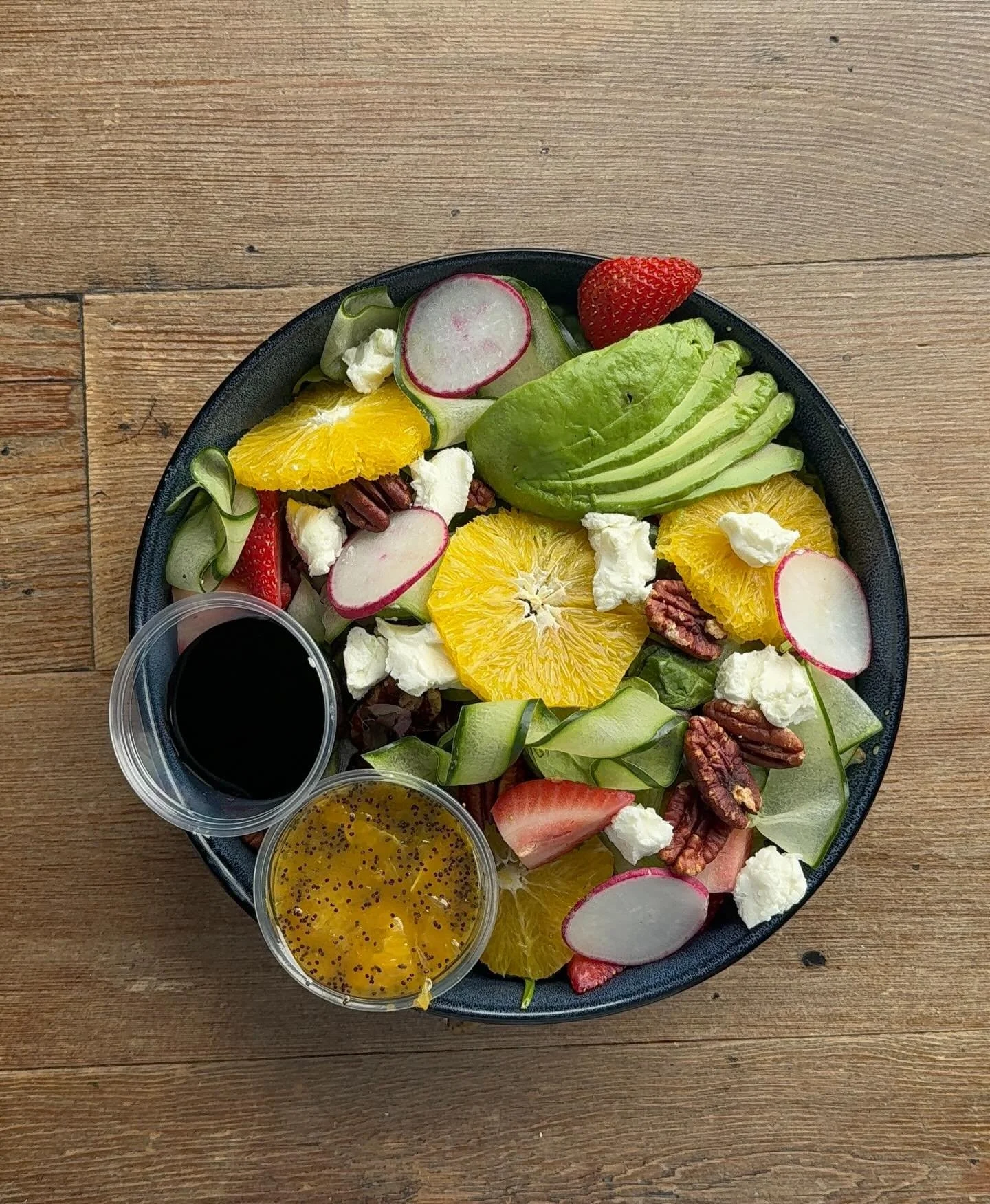 come try our Spring Salad🥗🍓🍊

-mixed greens
- oranges 
- strawberries 
- candied walnuts
-cucumbers 
- spinach 
- radish 
- goat cheese
-balsamic glaze 

#mapleleafcoffeehouse #cafe #spring #salad