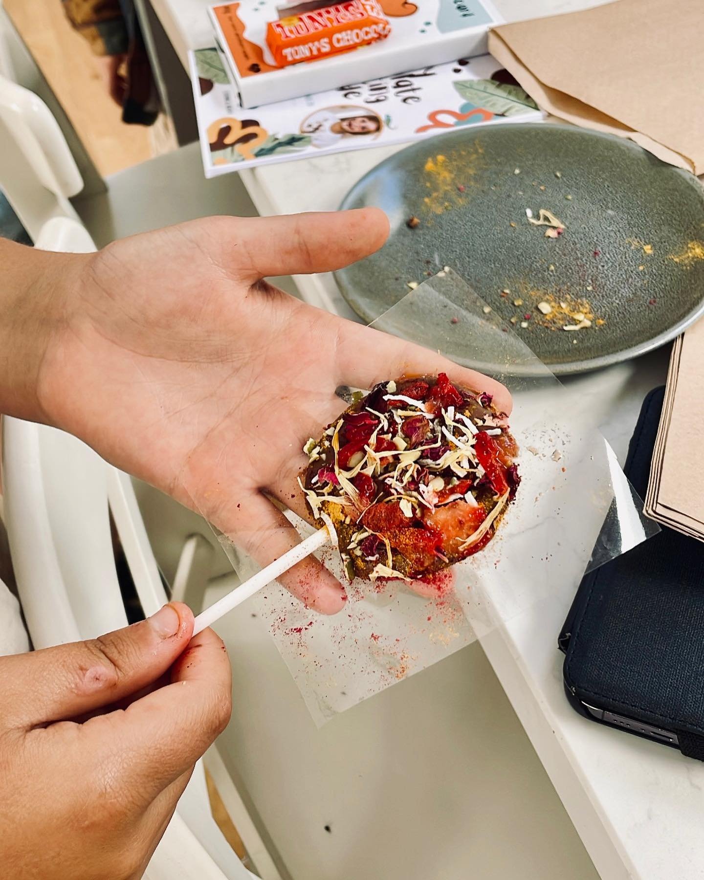 Arthur&rsquo;s chocolate lollipop looks so great! 🍫 He used a bunch of all-natural toppings from local suppliers on the Surf Coast and chocolate from @lukerchocolate in Colombia - &iexcl;Muy bien Arthur! 🥳 

#educationalchocolateworkshops #educatio