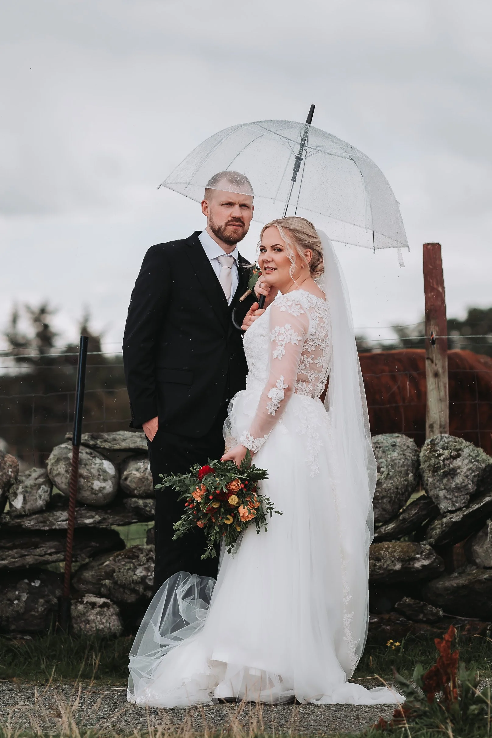 Brudepar i regn ved Tungenes utenfor Stavanger