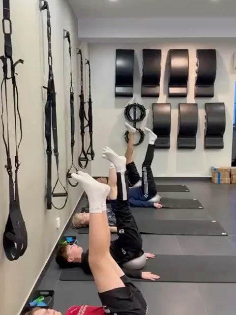 @bkhollviken_p2012 boys killing it in the studio with @vita_mea_estis . Fotboll and sports during teenage years bring speed, growth spurts, tight muscles, and injury risk. Pilates is almost the perfect counter balance to that!

Of many things Pilates