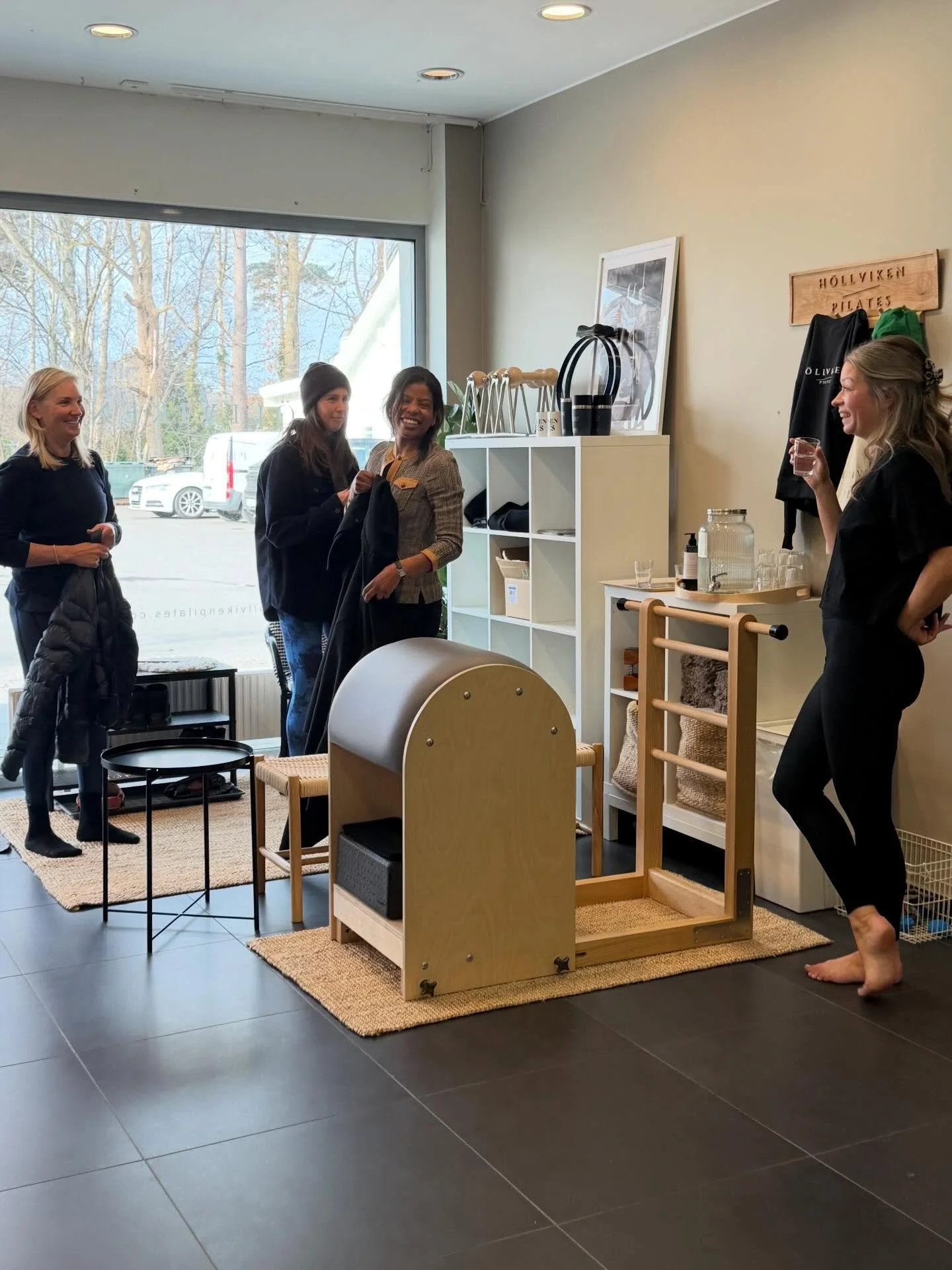 Caught mid-laugh, mid-chat, mid-community. This is the energy at H&ouml;llviken Pilates. Come be part of it. 

#h&ouml;llviken #pilatesspace #pilatescommunity#pilatesstudio #pilatessweden