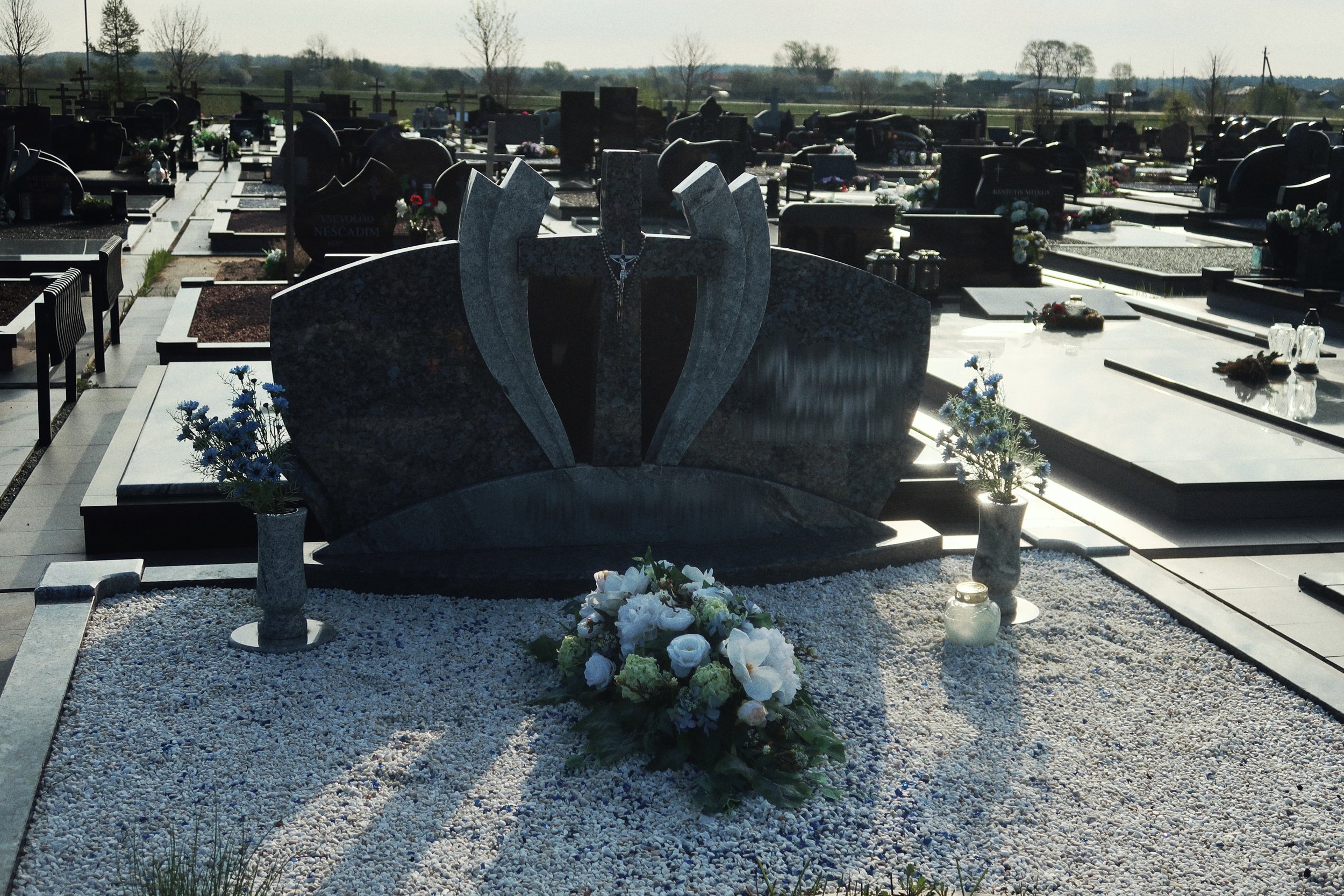 dengtos kapavietės Klaipėda
kapaviečių restauravimas Klaipėdoje
granito plokštės kapams Palanga
kapų rekonstrukcija Neringa
tvarkingos kapavietės Vakarų Lietuva
kapų uždengimas akmens plokštėmis
kapo apdaila granitu Klaipėda
ilgalaikis kapo sprendima