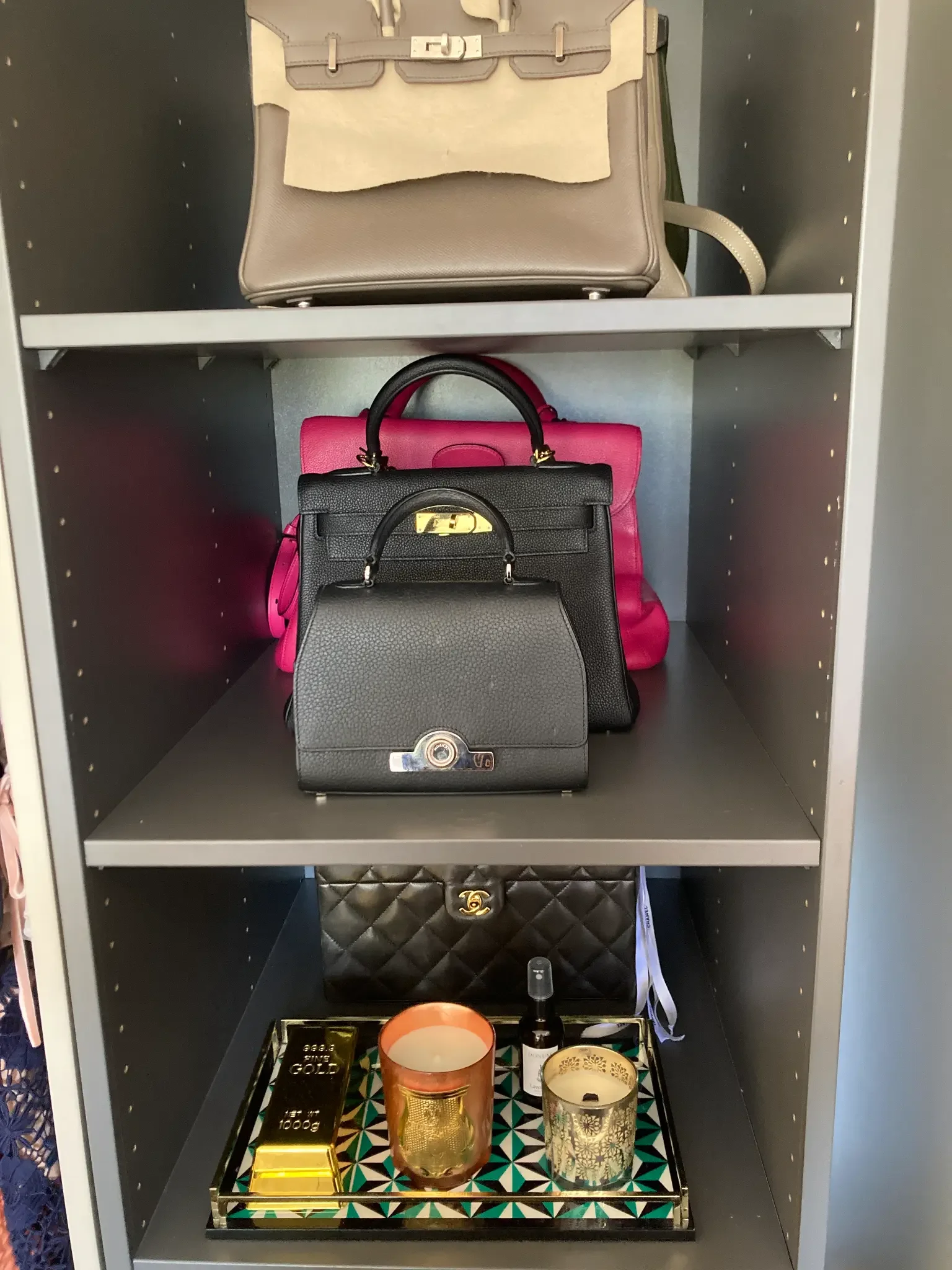 A HANDBAG ORGANIZED SYSTEM
