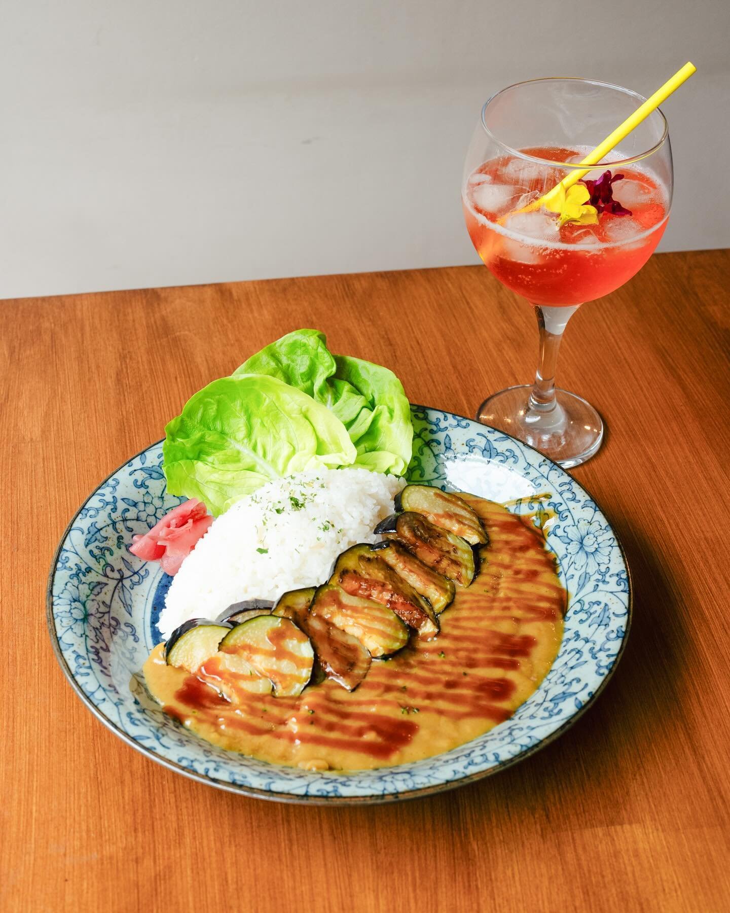 Our grilled aubergine vegan curry and of course we need an aperol spritz to go with it 🤭

#necco #neccolondon #exmouthmarket #islingtonrestaurants #islington_london #londonfood #londonfoodie #londoneats