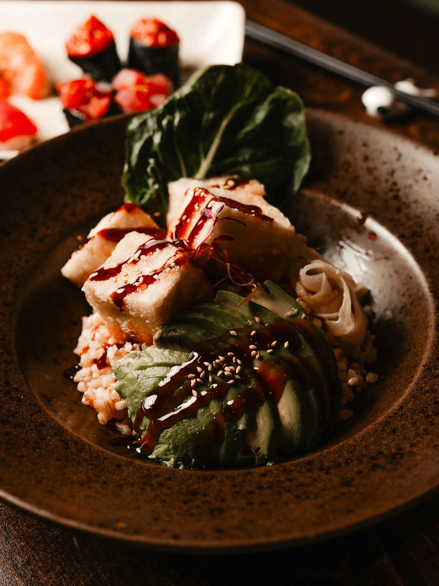 Crispy on the outside, silky inside.
Our tofu special: deep-fried tofu, creamy avocado, fluffy rice, and a drizzle of teriyaki.
Vegan comfort, done right. 🌿🍚