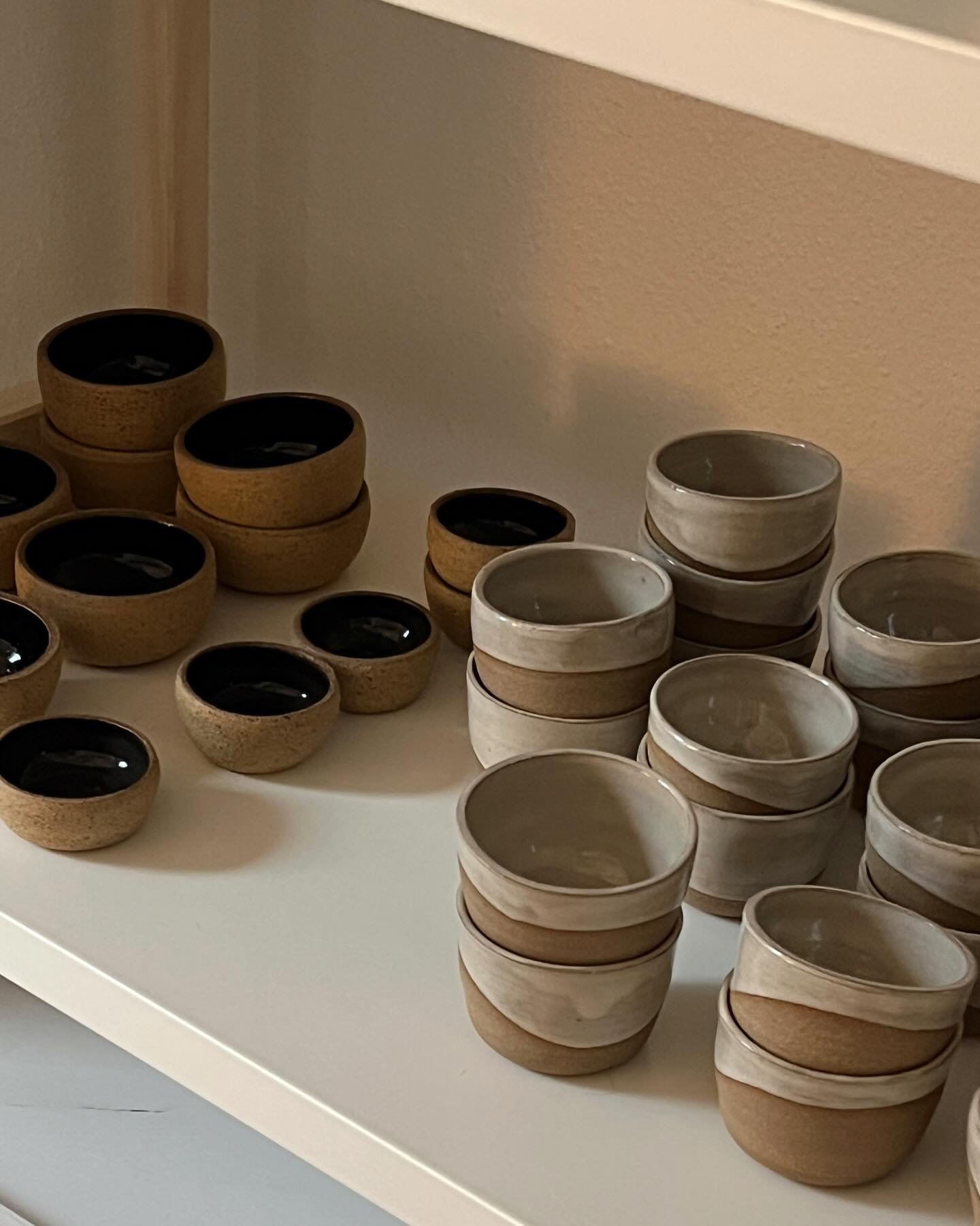 Shelf staples: mezcal sippers and espresso/cortado cups. Earthy tones, simple forms, made to elevate your daily rituals. ✨🫶
#ceramics #smallbatch #mezcalcups #espressocup #wheelthrown #handmadepottery