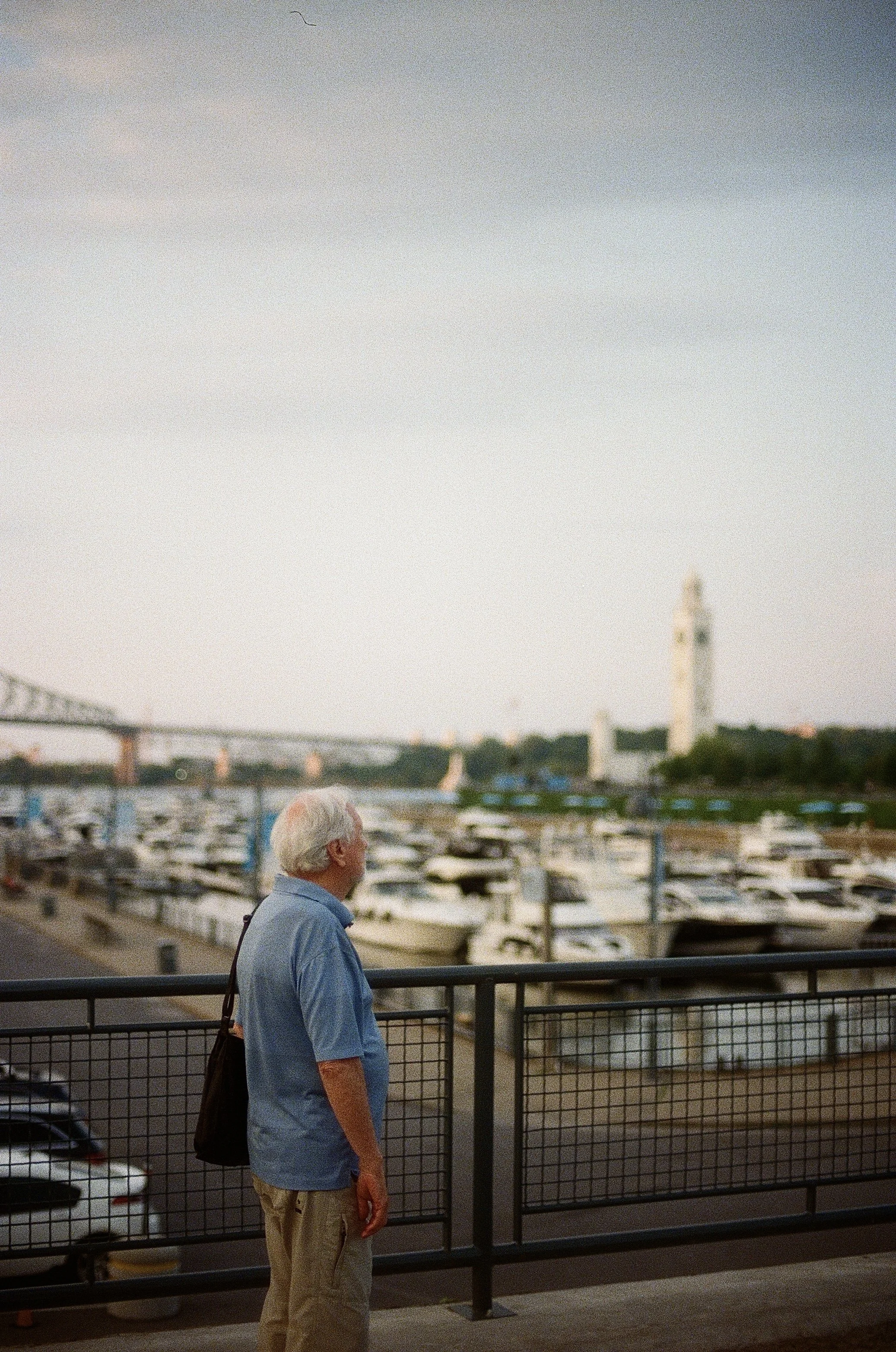 Vieux-Port, fin d'après-midi. Il regarde le pont qu'il a peut-être traversé mille fois. Aujourd'hui il s'arrête.