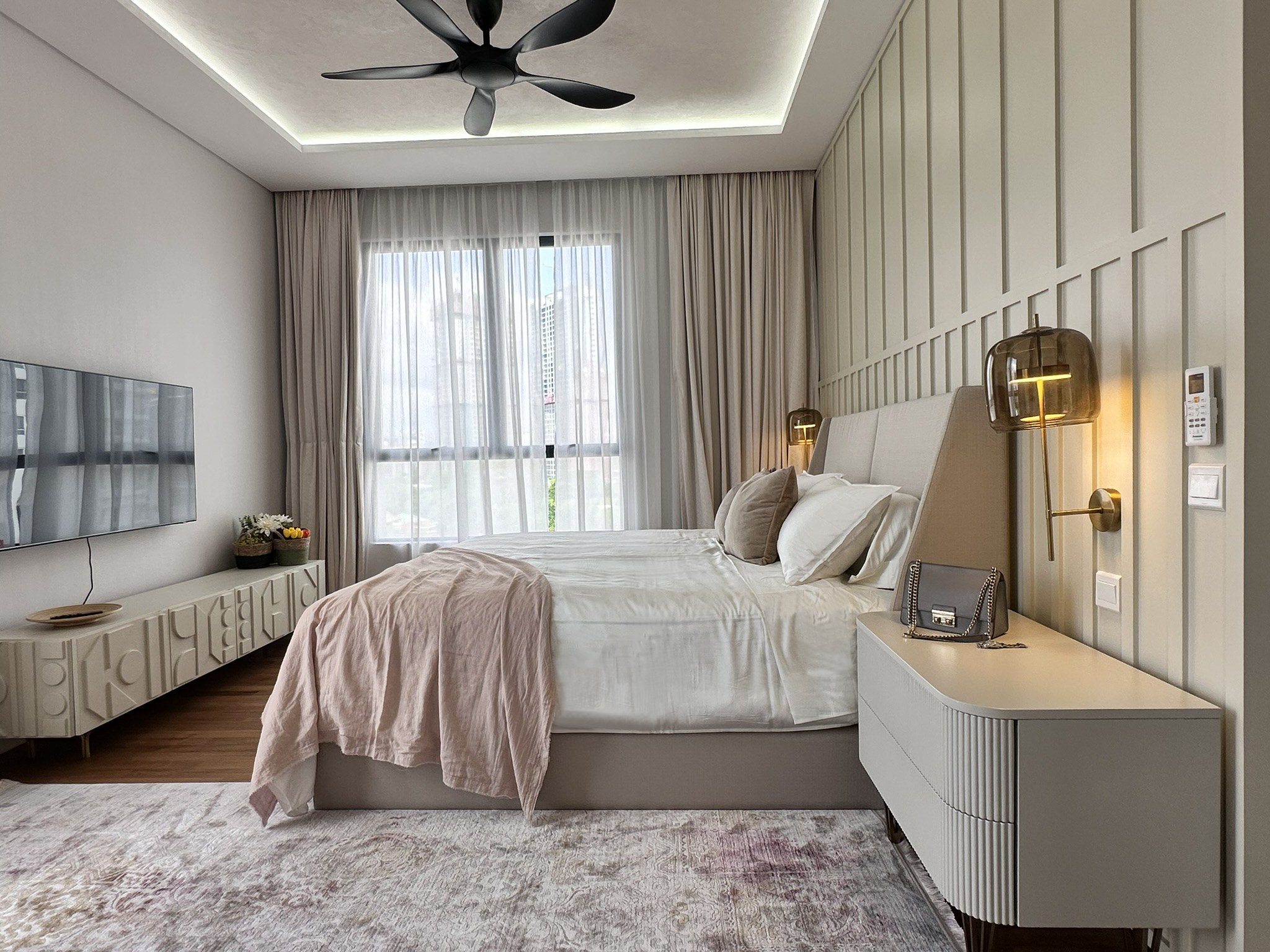 AT6 - Master bedroom