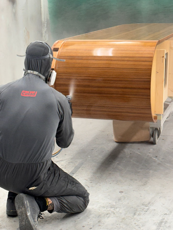 Het proces van hoogglans spuiten: van kale ondergrond tot spiegelglans