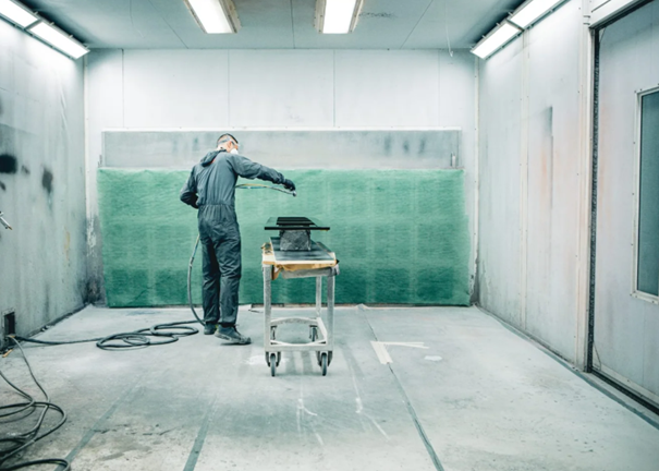Het belang van een professionele spuitcabine (en waarom wij investeren in topapparatuur)